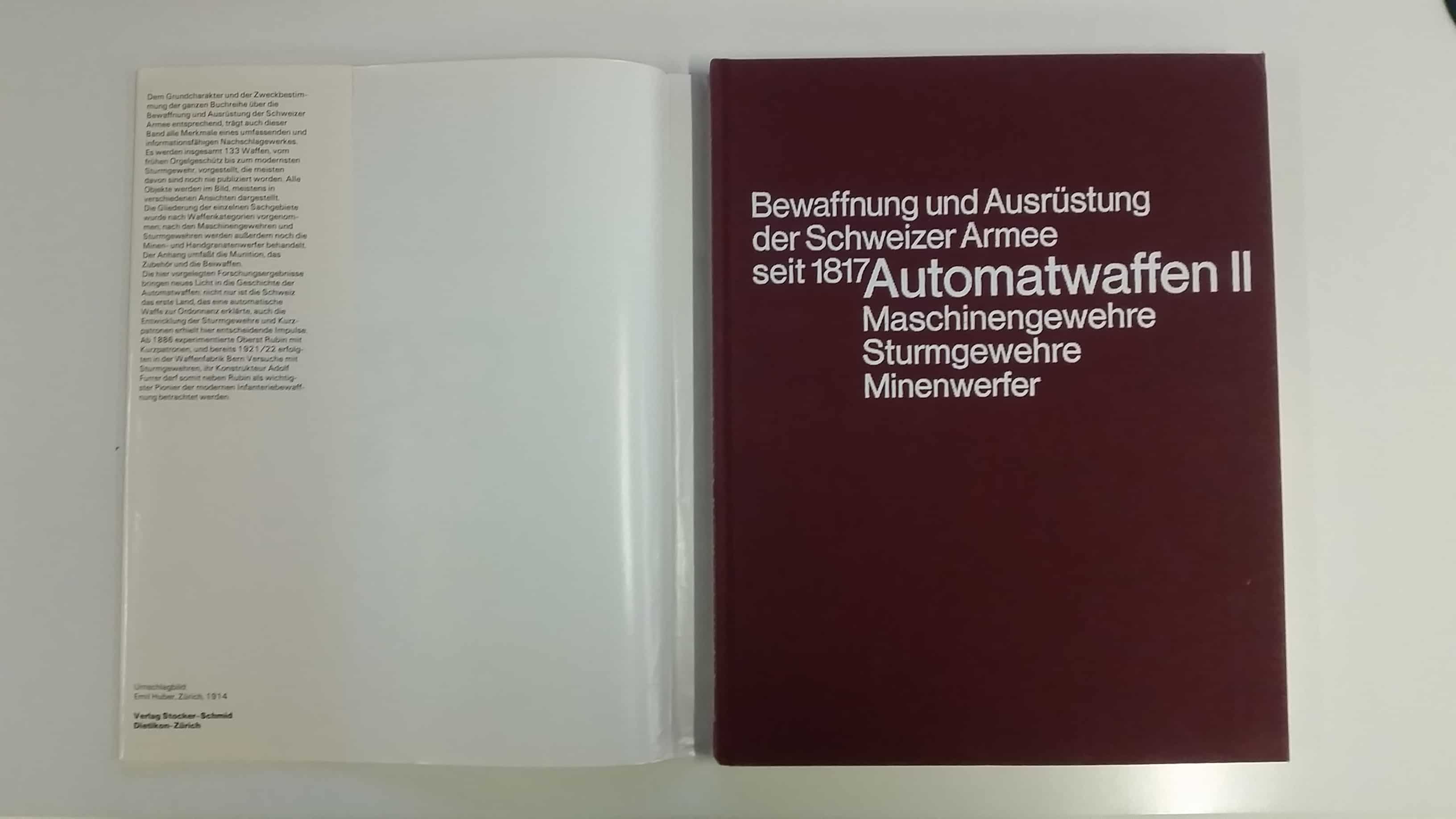 Unter dem Schutzumschlag. Der Einbandtext links ist eine Zusammenfassung des Buchinhaltes.