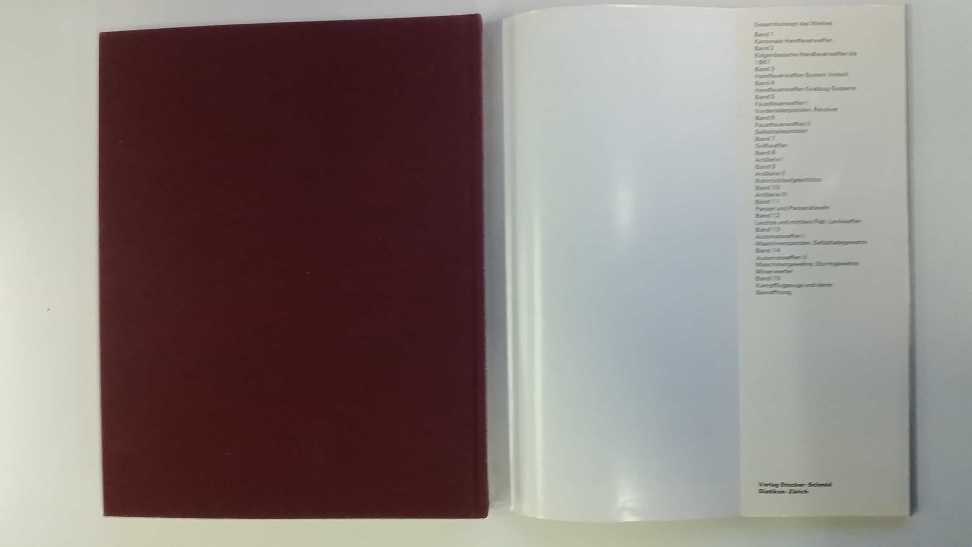 Unter dem Schutzumschlag. Der Einbandtext links listet die übrigen Bücher der Reihe auf, die Nummerierung ist aber inkorrekt.