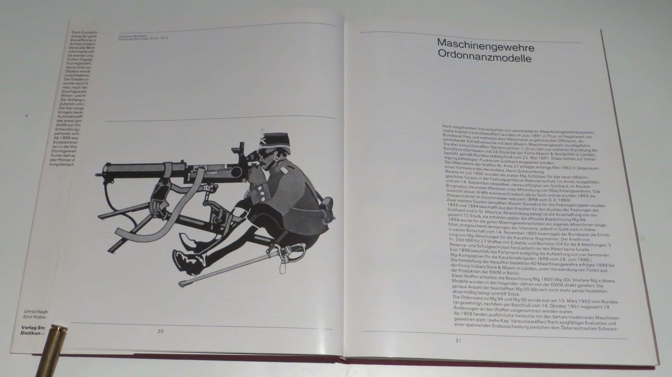 Der Infanterie-Mitralleur der Titelseite bildet den Übergang von der Einleitung zum Kapitel "Maschinengewehre und Ordonnanzmodelle".