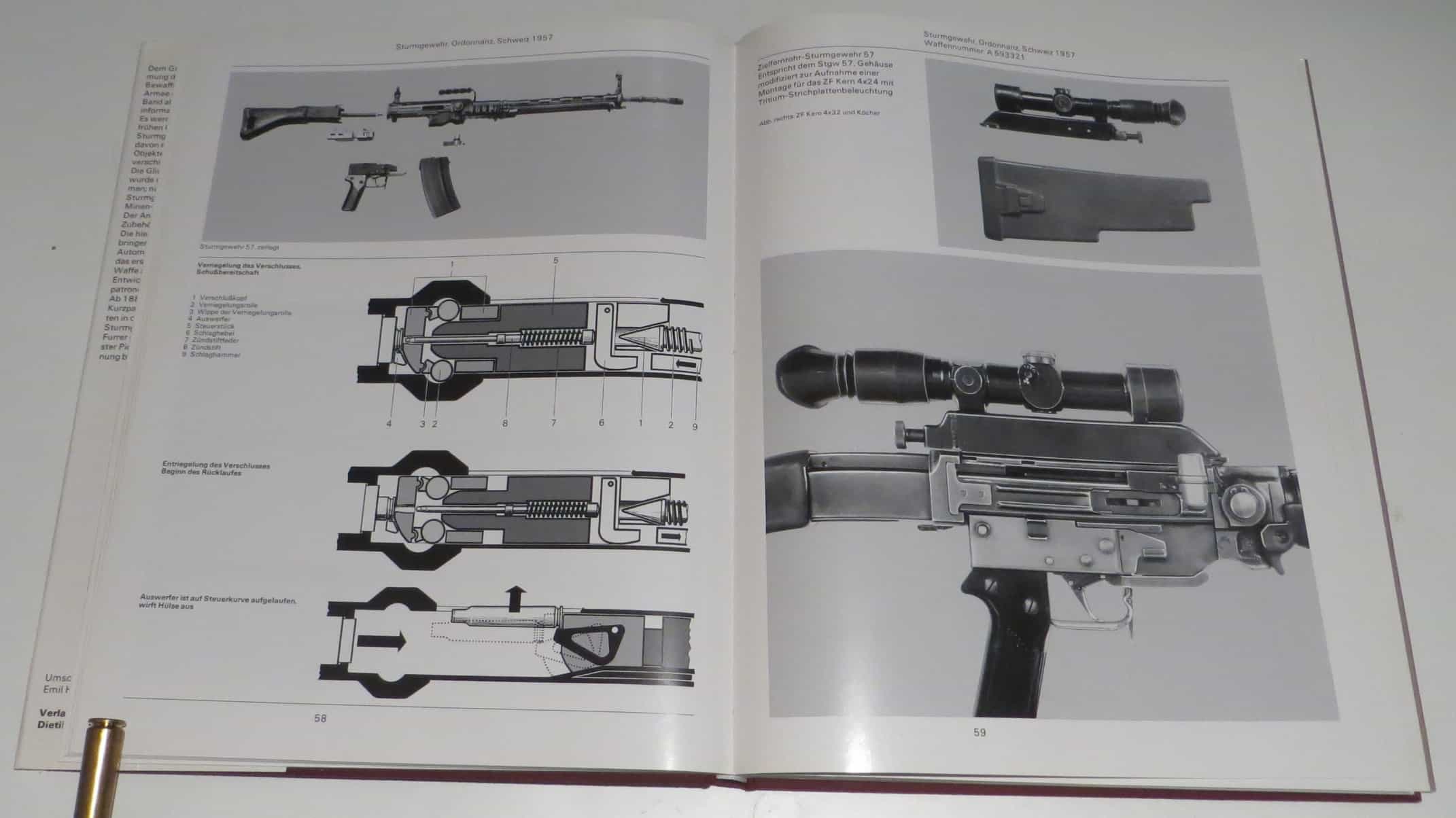 Links: Feldmässige Zerlegung des Stgw57 und Verriegelungsprinzip des Verschlusses. Rechts: 4x32 Kern Zielfernrohr auf dem angepassten Gehäuse.