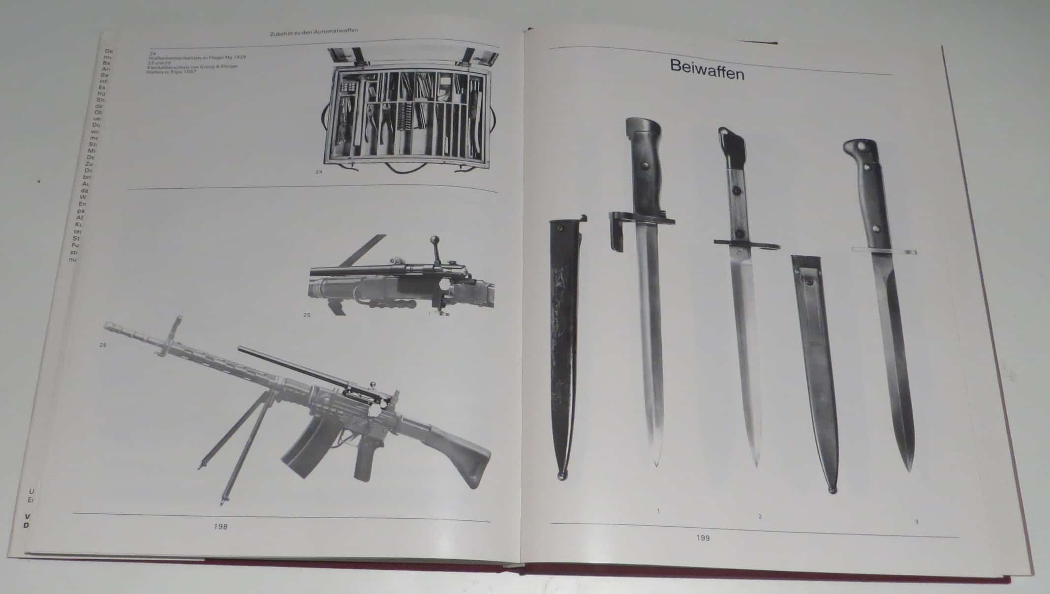 Den Kleinkaliberaufsatz von Grünig & Elmiger fürs 57er sieht man heute nur noch selten. Rechts: Auch die Beiwaffen (Bajonette) sind abgebildet. Das vom 90er noch nicht.