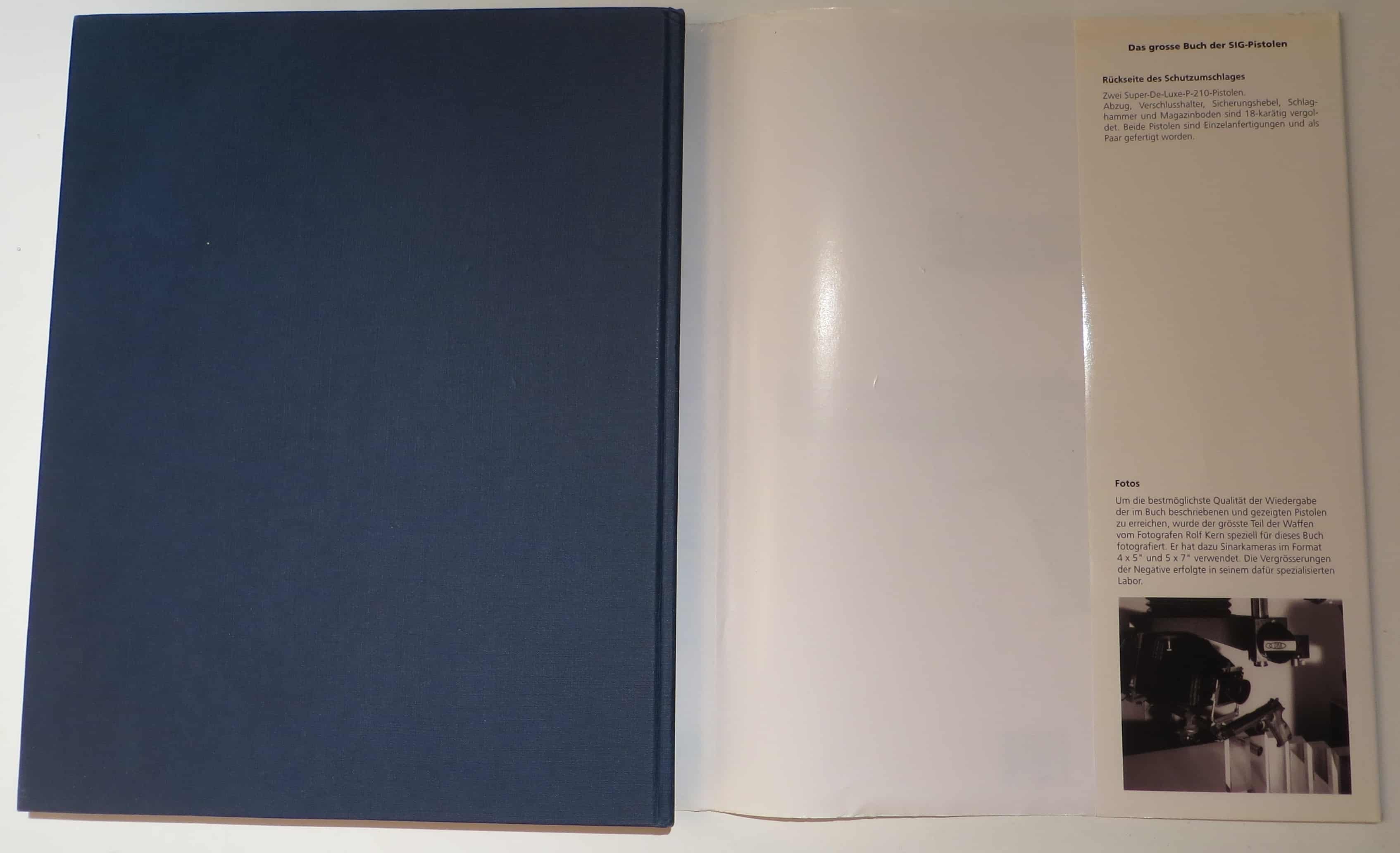 Statt Rückentext steht die Zusammenfassung im vorderen Einband, zusammen mit der Beschreibung des Titelbildes.