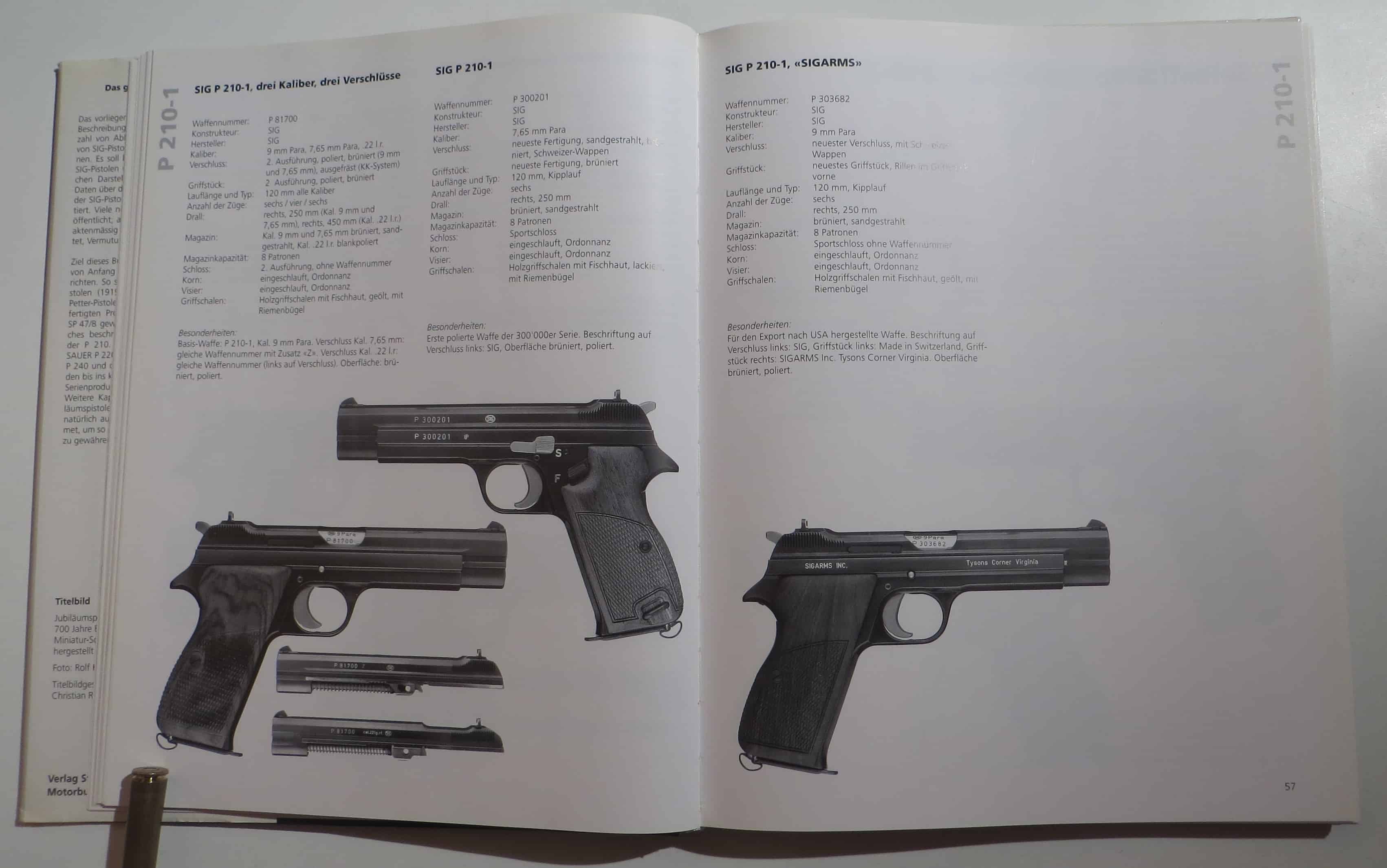 Varianten der SIG P210-1, rechts ein Exportmodell für die USA.