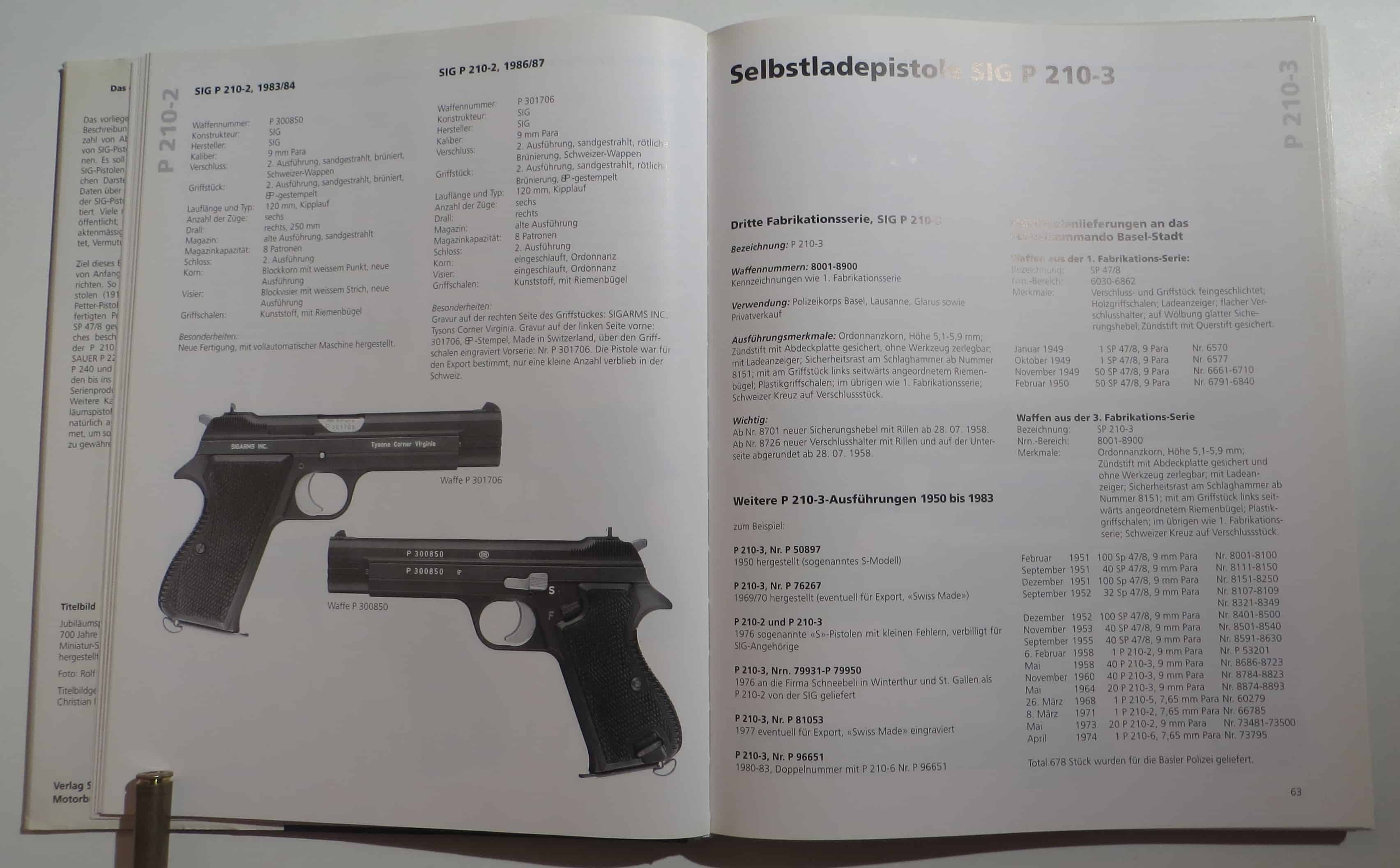 Links SIG P210-2 für den US-Markt, rechts der Einleitungstext für die P210-3.