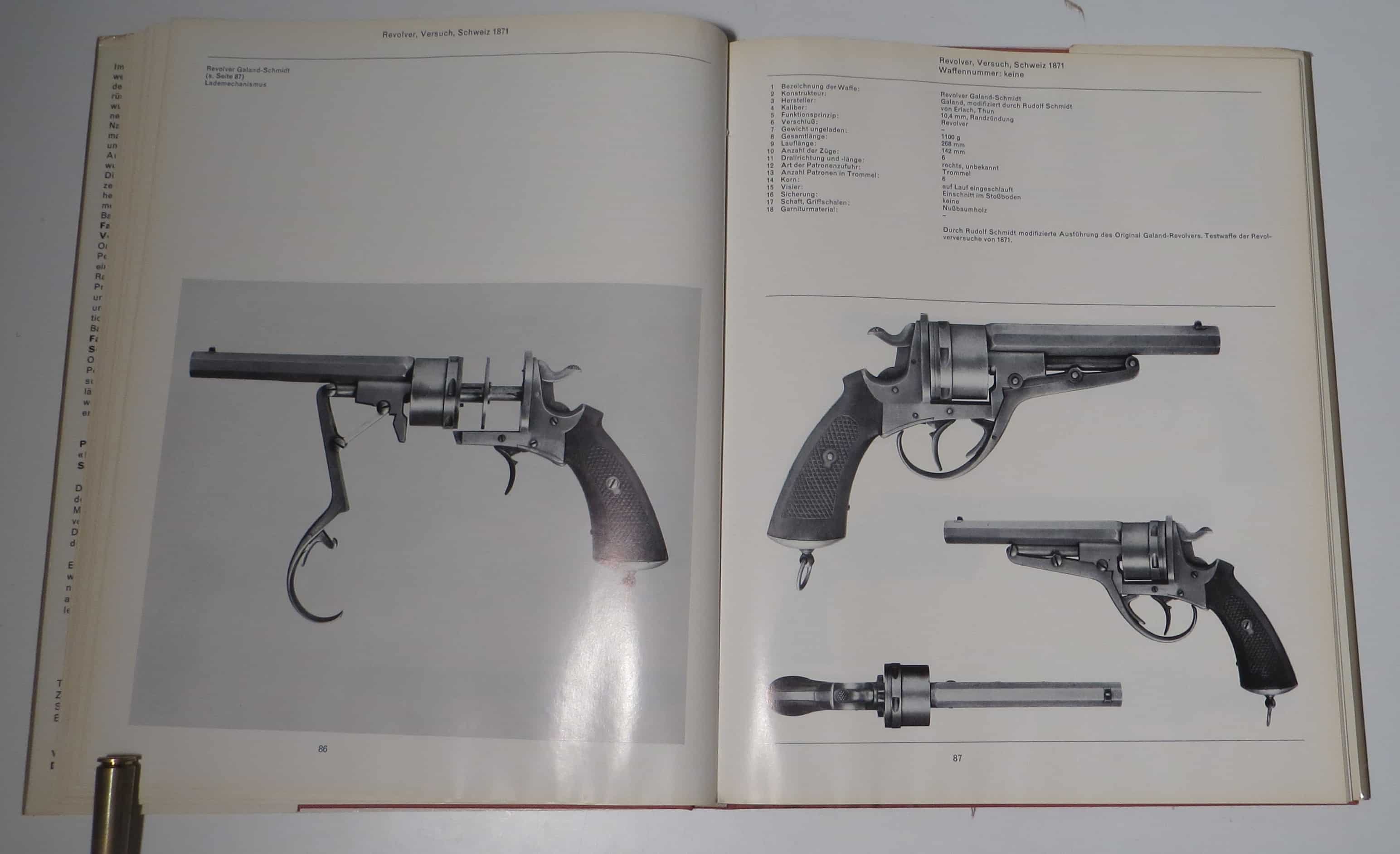 Revolver Galand-Schmid, links mit Ladevorgang.