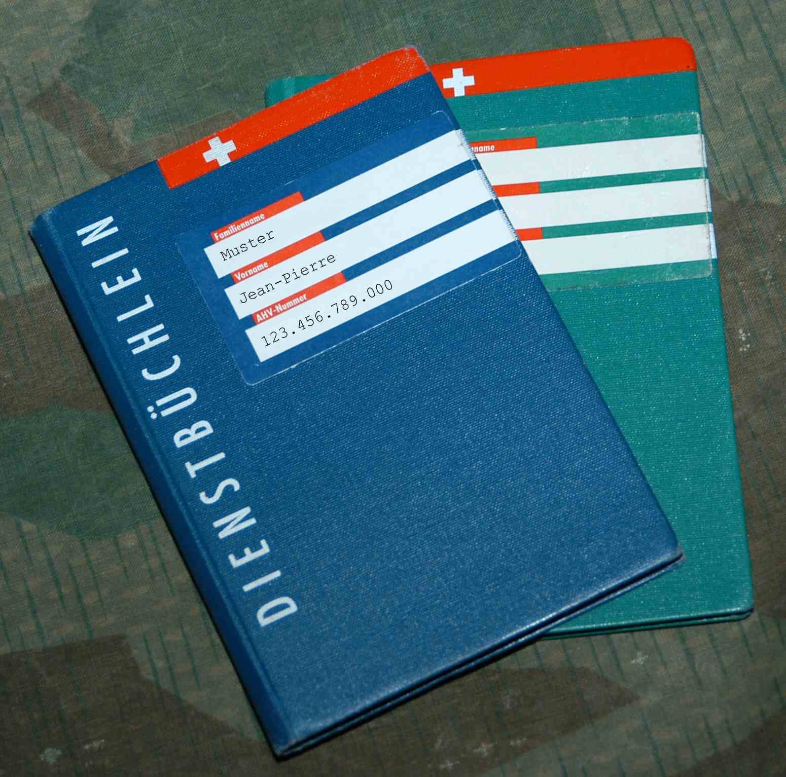 Dass Dienstbüchlein DB (blau) muss am Obligatorischen immer mit dabei sein, zusammen mit dem Militärischen Leistungsausweis MLA (grün). In letzterem werden die Einträge für die absolvierten Schiessen verzeichnet. Am Feldschiessen reicht der MLA.