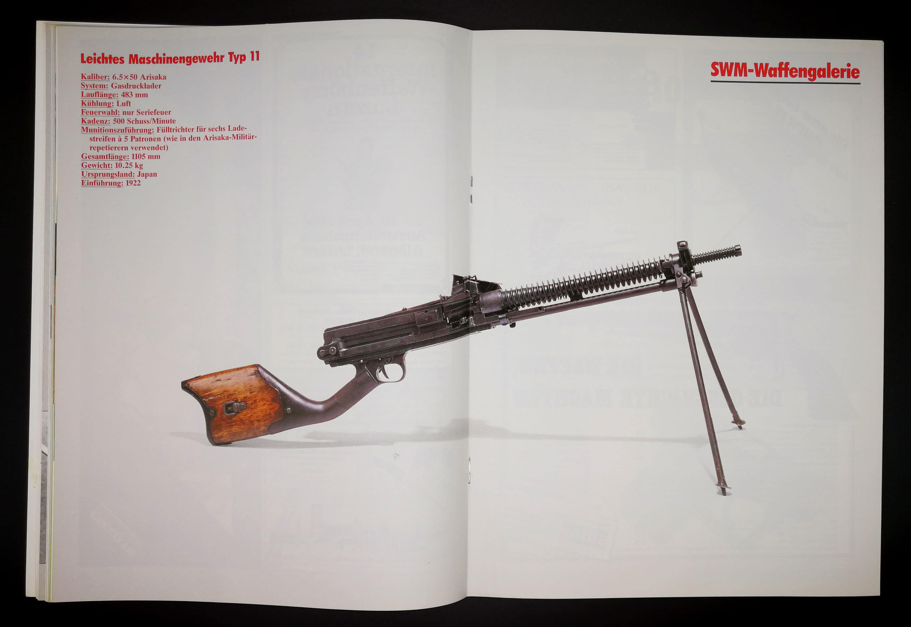 Posterwaffe dieses mal ist das fernöstliche Arisaka LGM Typ 11. Die an 50erjahre Weltraumwaffen erinnernden Lamellen dienen übrigens der Hitzeverteilung um den Lauf.
