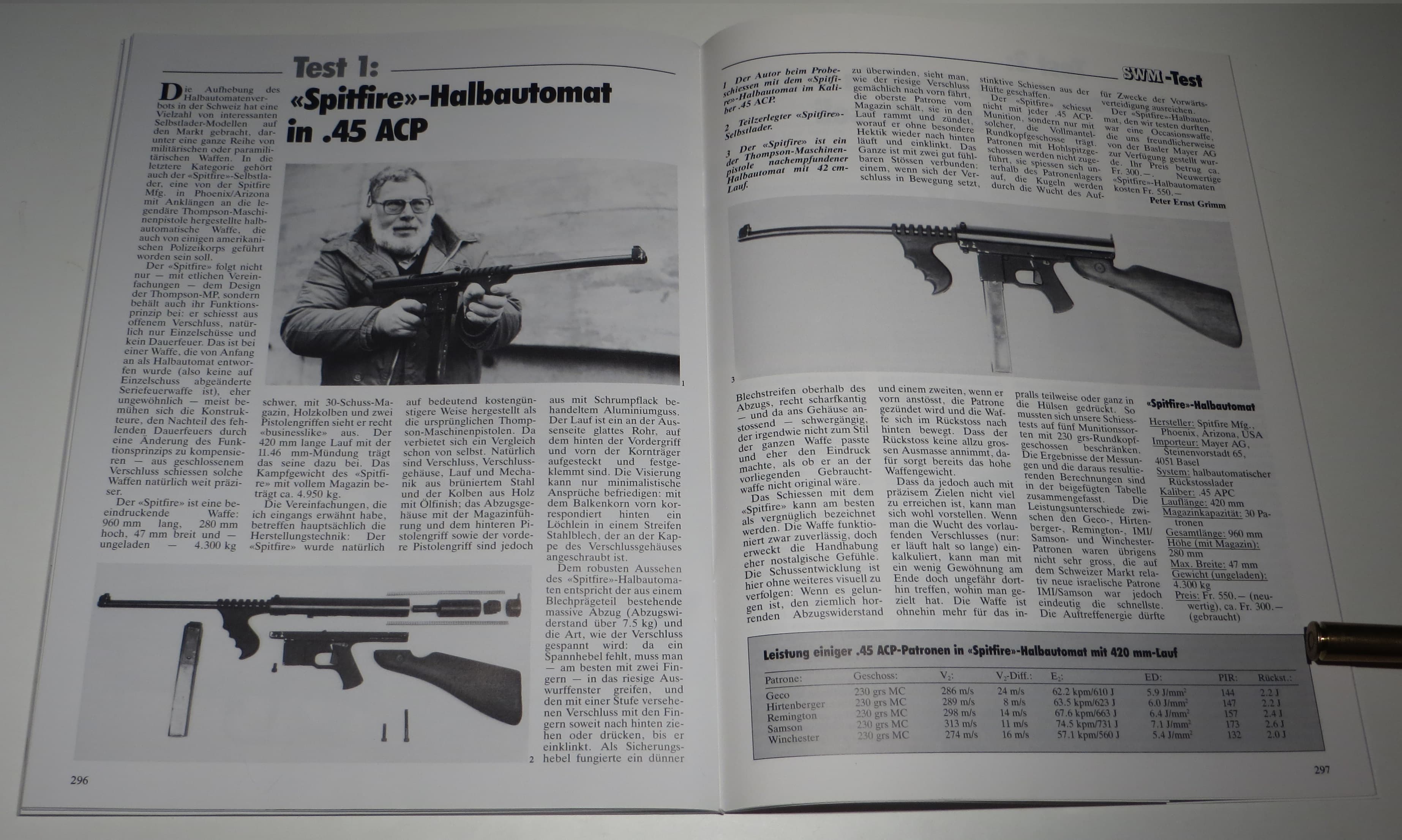 Woran merkt man, dass ein Redakteur mit Herz und Seele seinen Job macht? Die Augen leuchten auch in schwarzweiss und ein Grinsen lässt sich auch nicht vermeiden. Keine Tommygun übrigens, nur daran angelehnt: Die Spitfire von Spitfire Manufacturing aus Arizona.
