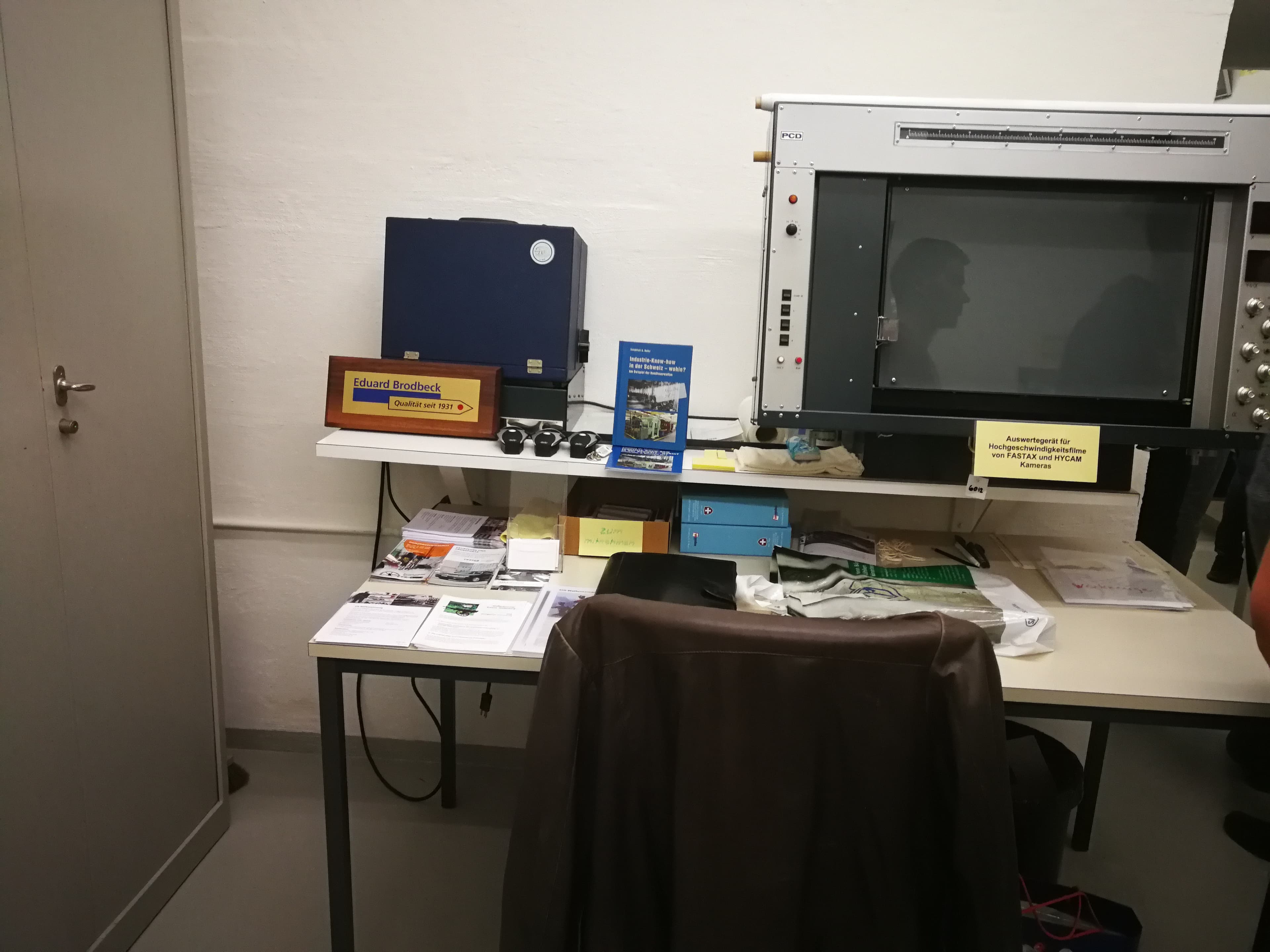 Auswertung der Hochgeschwindigkeitskamera. Auch erspäht man Ernst Grenachers erstes Buch sowie "Industrie-Know-how in der Schweiz – wohin?".
