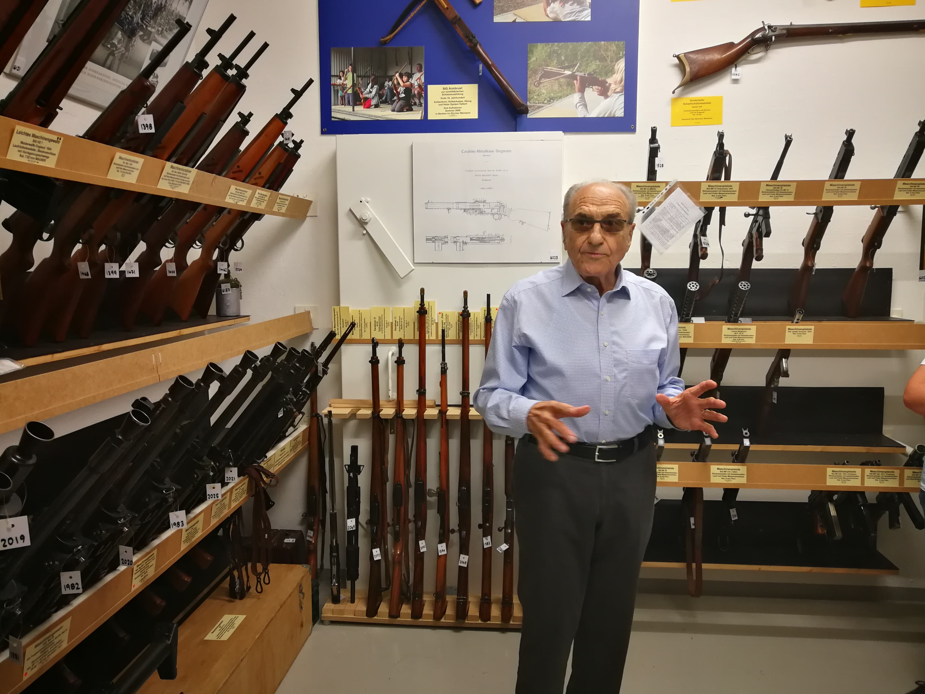 Edi Brodbeck am erzählen.
