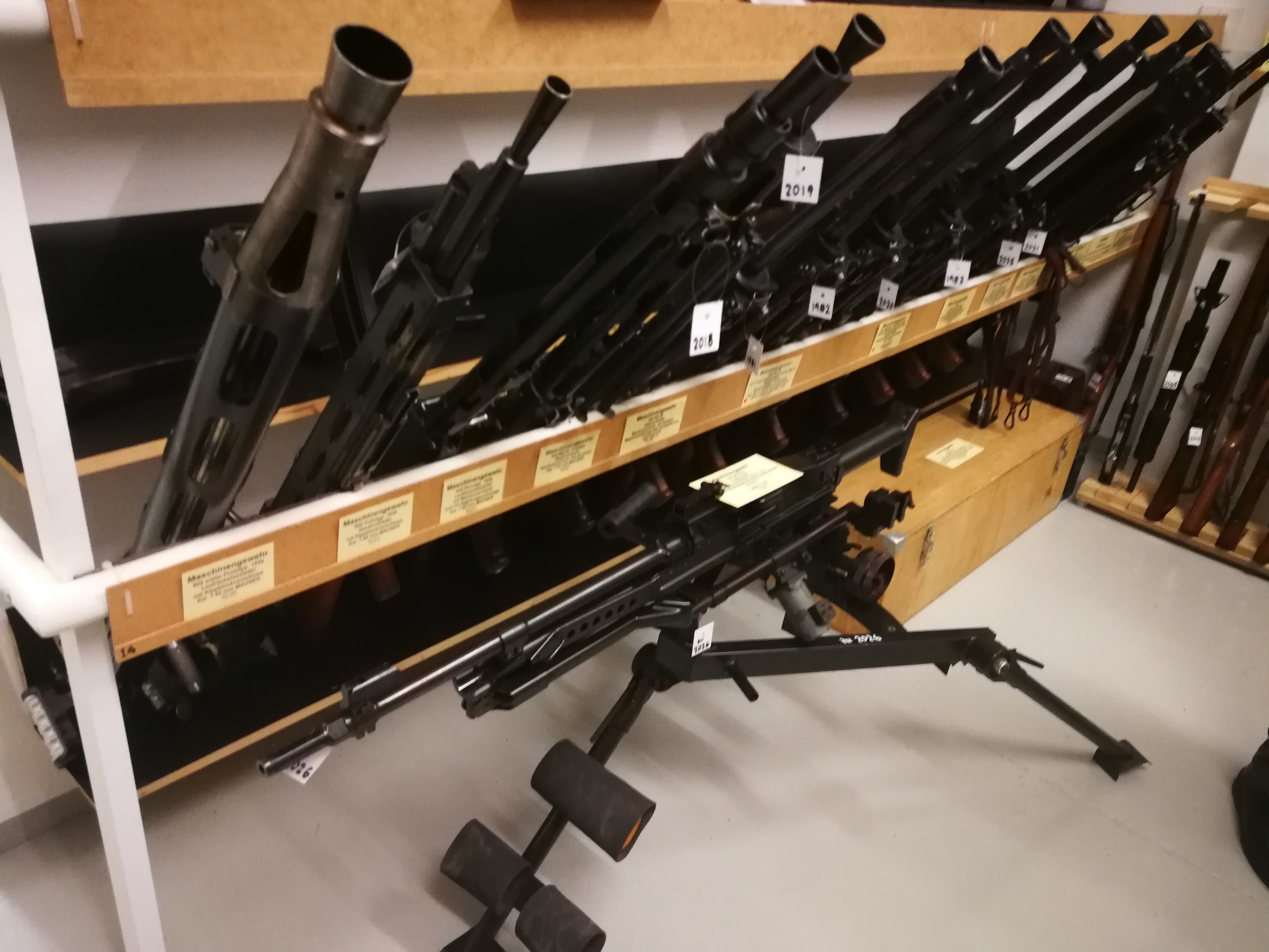 Vetterliraum und MG mag auf den ersten Blick nicht passen, das Ding auf der Lafette ist ein SIG MG710-3 von 1965. Da passt das MG mit dem riesigen Hitzeschutz links im Bild schon eher in die Zeitspanne: Ein MG30 von 1930.
