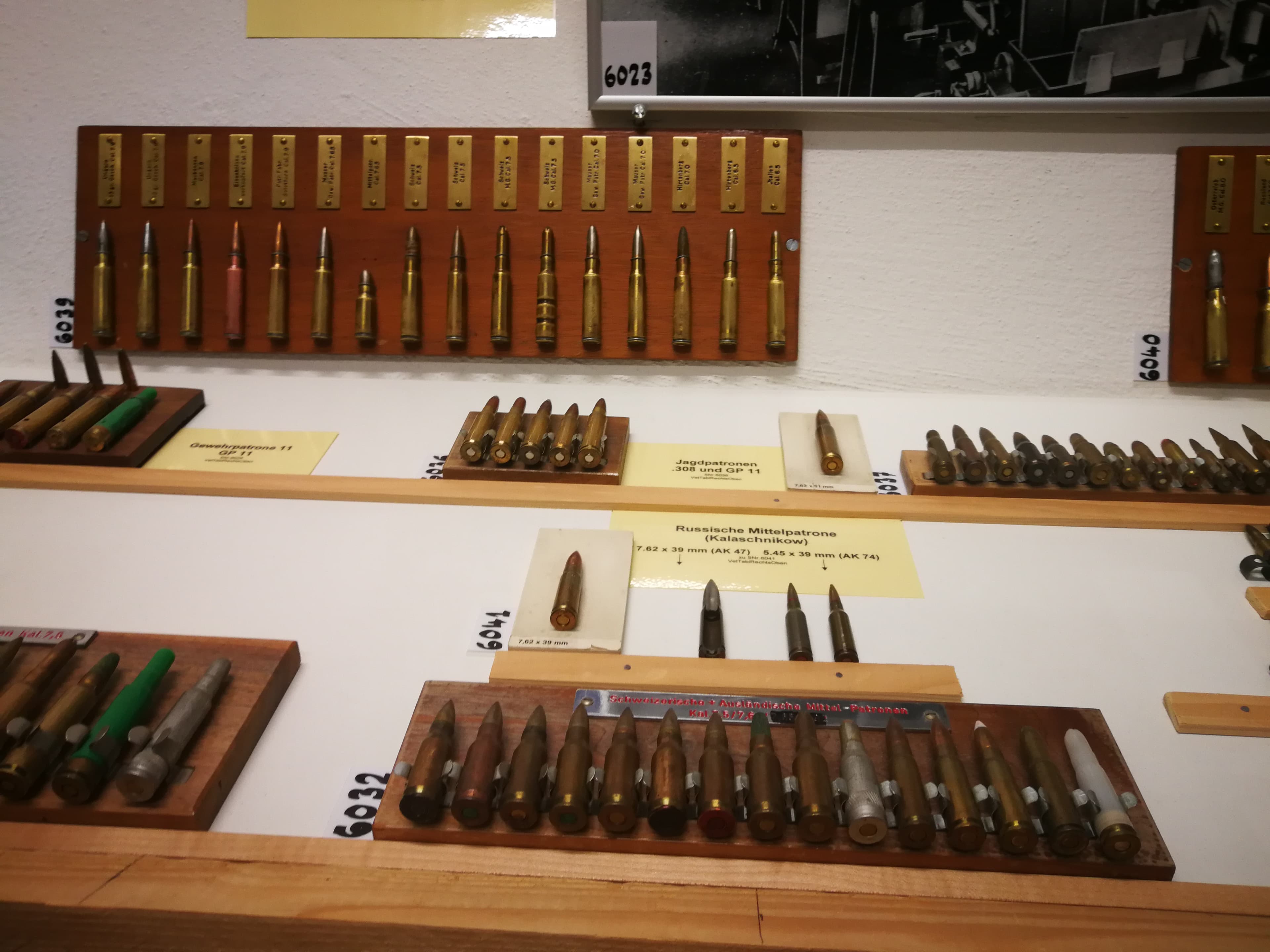 Eine hübsche Übersicht der dazumals verwendeten Patronen.
