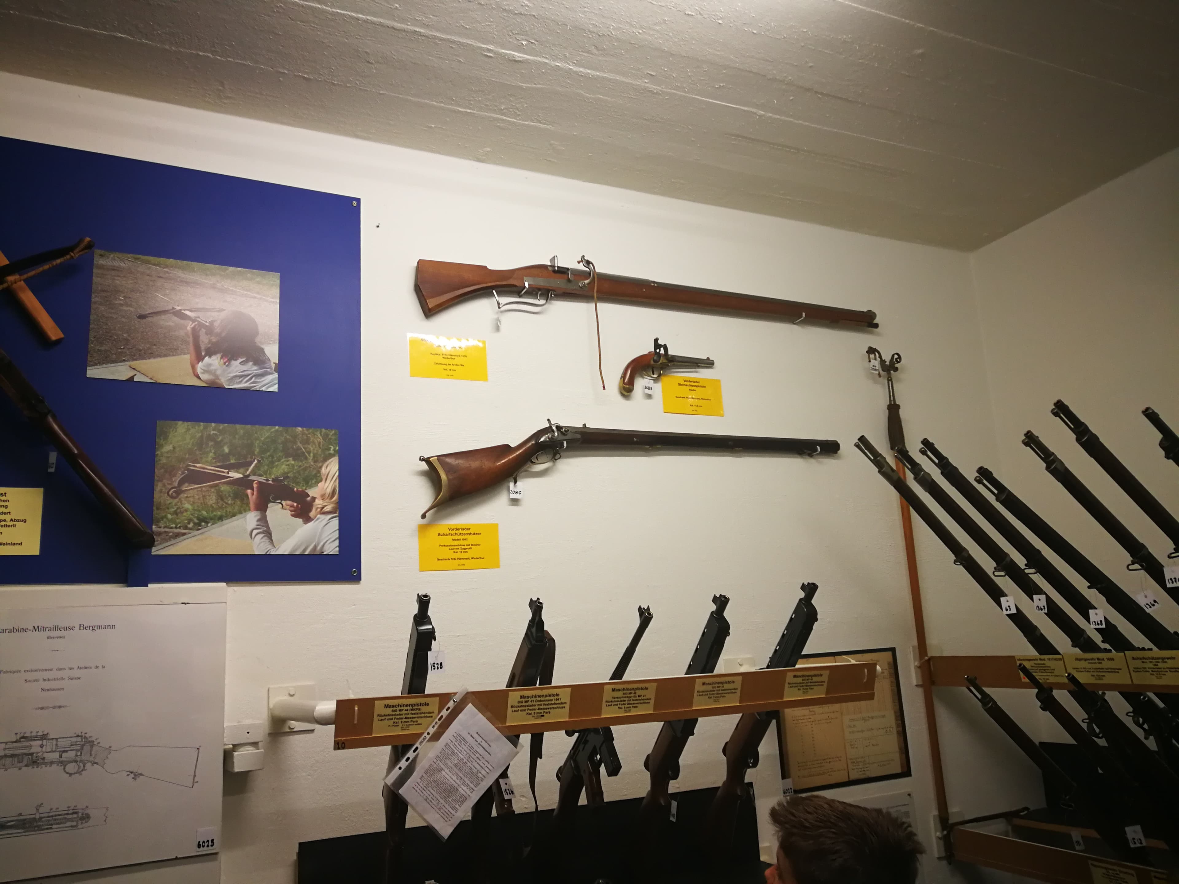 Zur Veranschaulichung der unglaublichen technischen Entwicklung in sehr kurzer Zeit während des späten 19. und frühen 20. Jahrhunderts: Ein Luntengewehr aus dem 16. Jahrhundert, eine Steinschlosspistole und ein Perkussionsgewehr,
