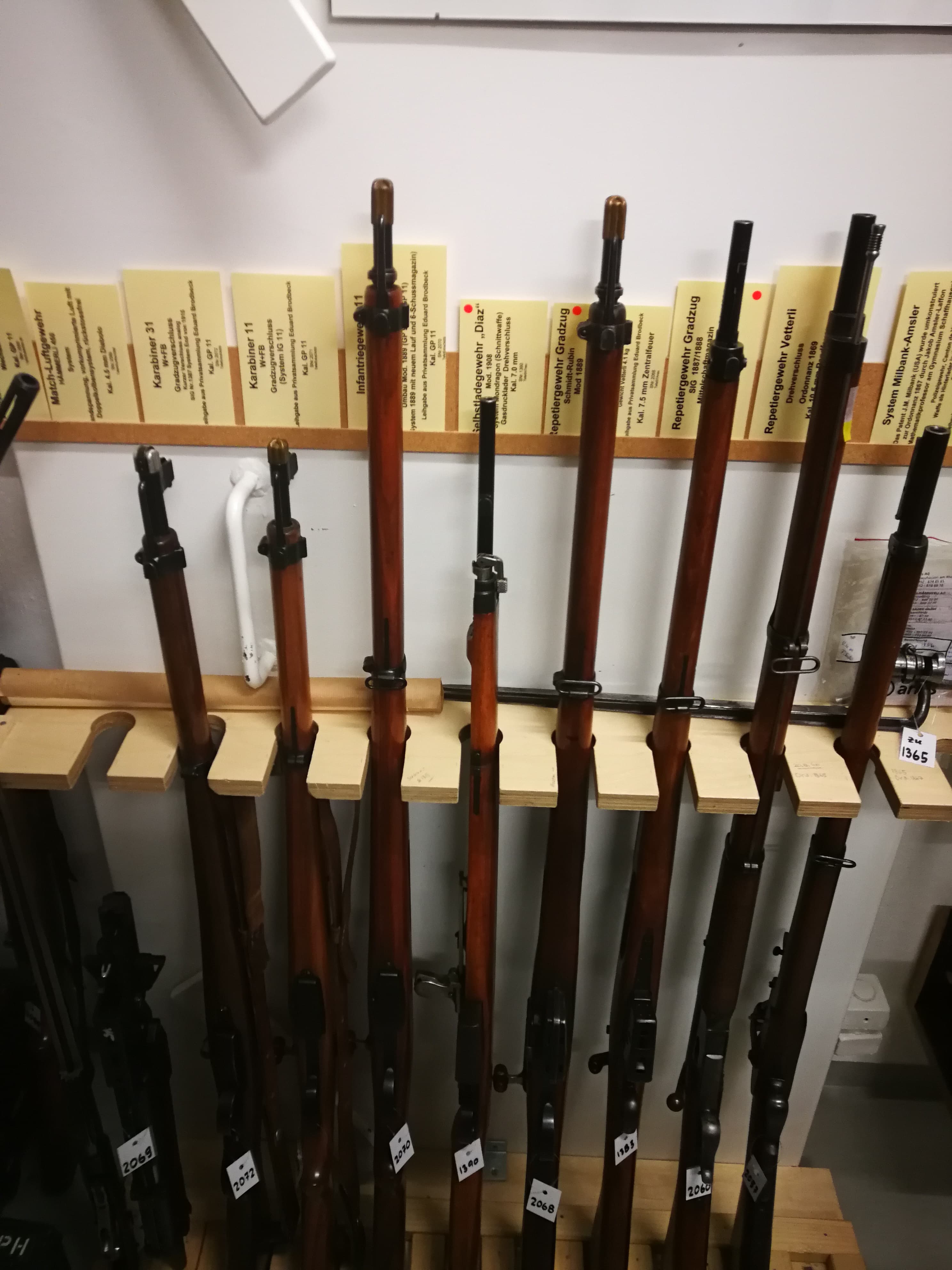 Verschiedene Karabiner, vom Milbank-Amsler, Vetterli, Mondragon bishin zum K31.
