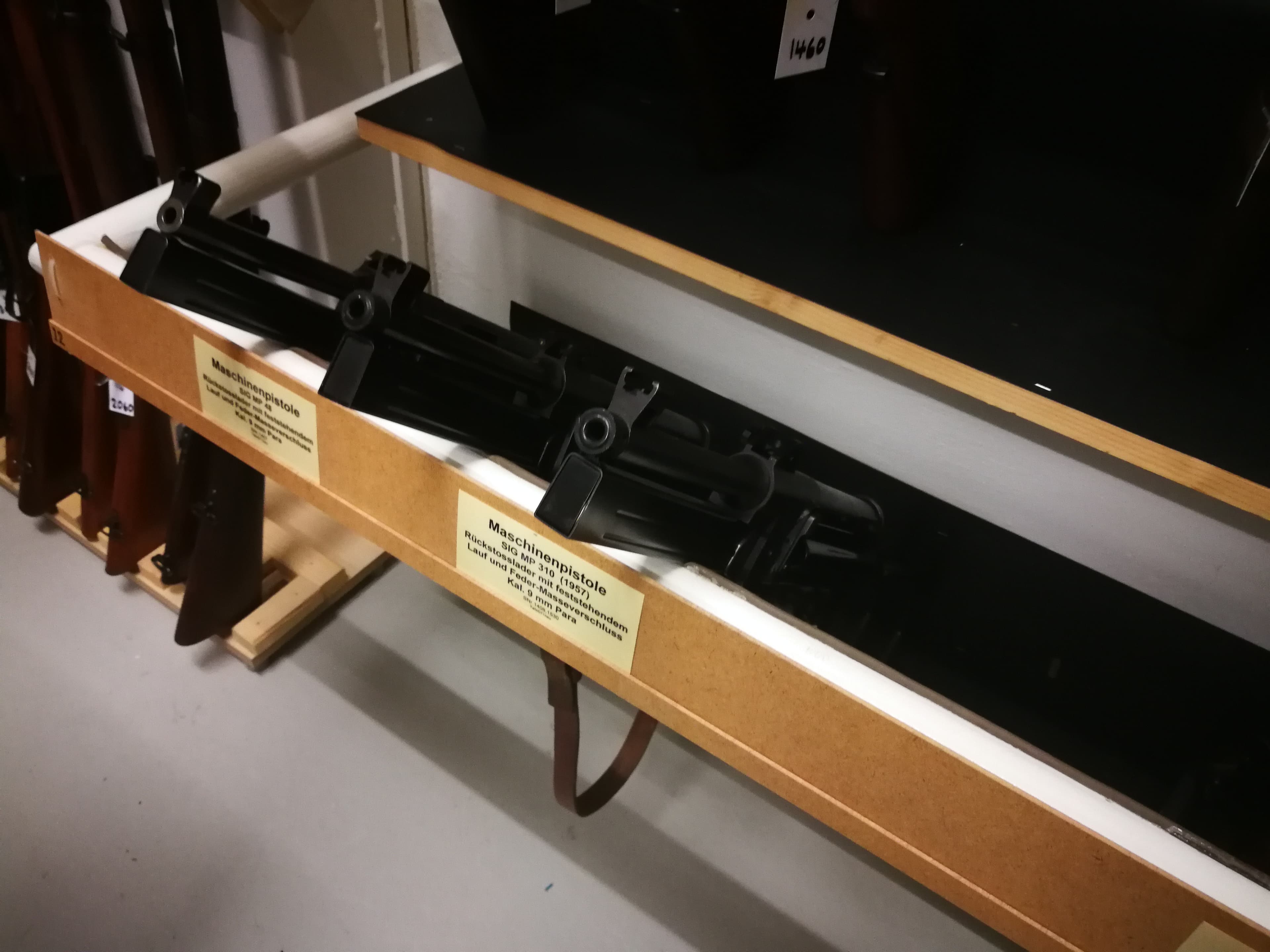 Maschinenpistolen der 310er-Reihe, ab 1955. Ja, das Magazin kann nach vorne unter den Lauf geklappt werden, was gleichzeitig als Sicherung diente. Frühe Versionen konnten nur Vollauto, spätere hatten einen Feuerwahlhebel.
