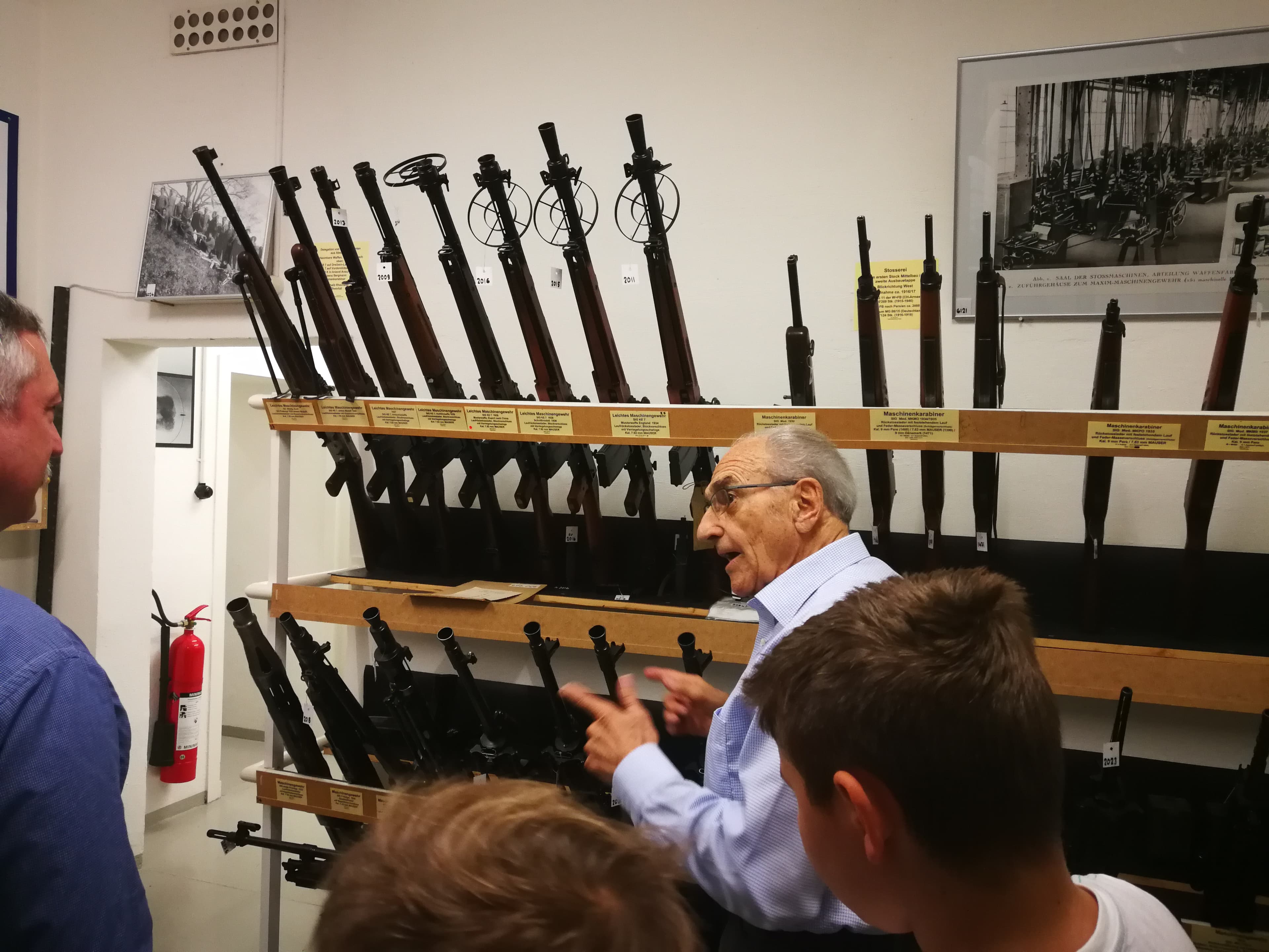 Kiraly-Gewehre (SIG KE) linkerhand, teils mit Flabvisieren.
