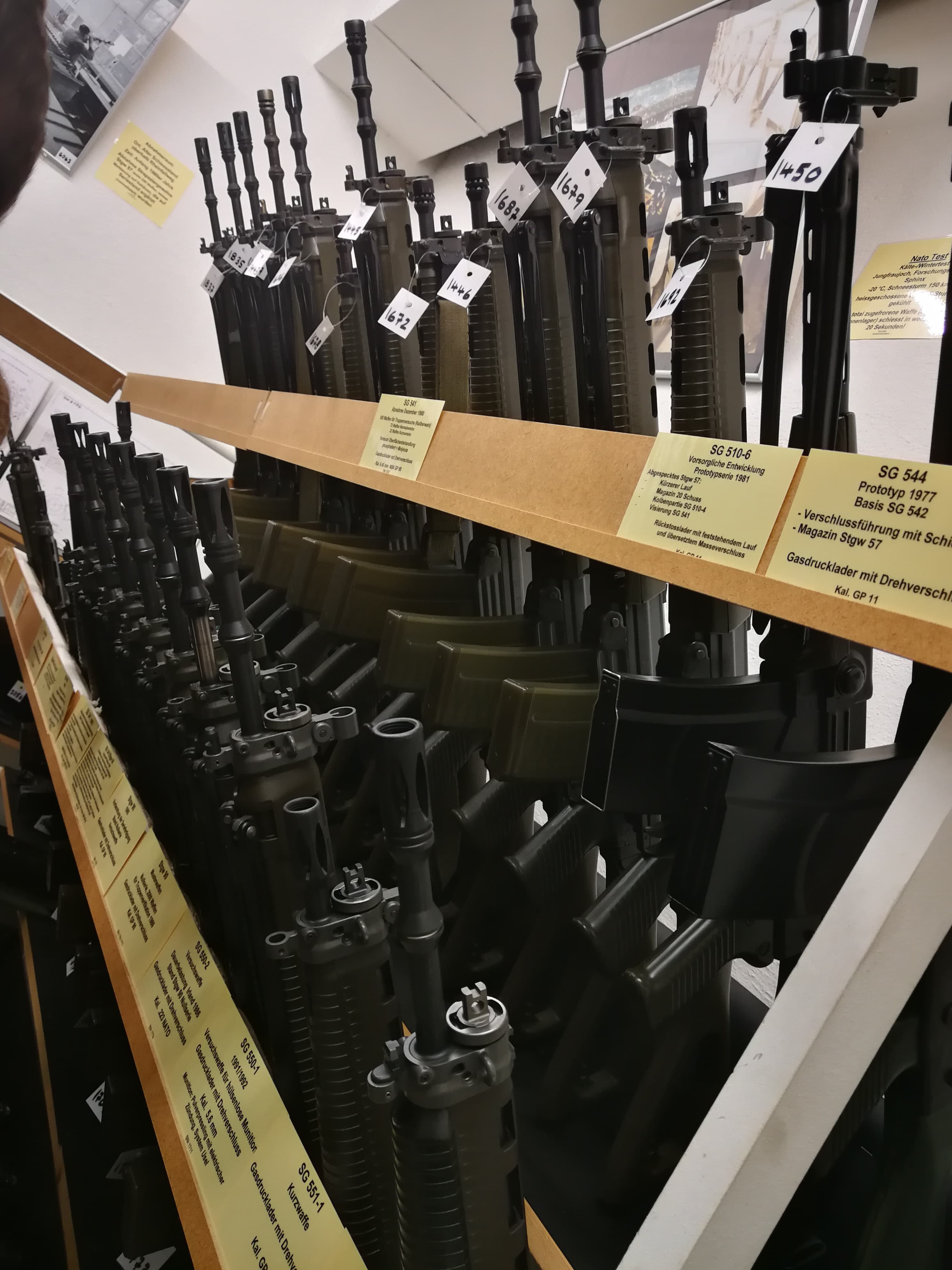 Sturmgewehr 90 Varianten und Prototypen so weit das Auge reicht!
