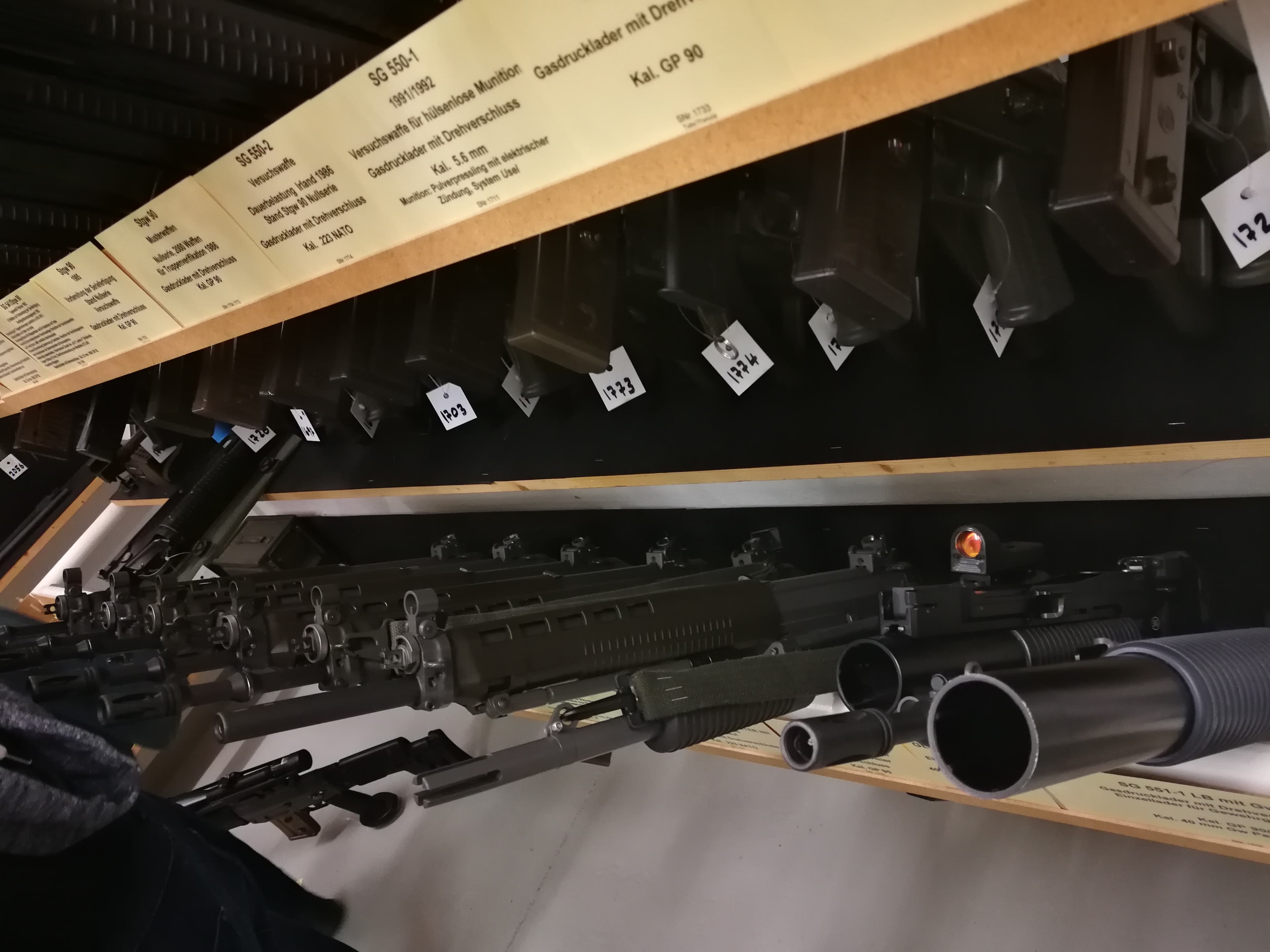 Mit Granatwerfern, verschiedenen Mündungsfeuerdämpfernd und ja, es gab auch Versuche mit hülsenloser Munition.
