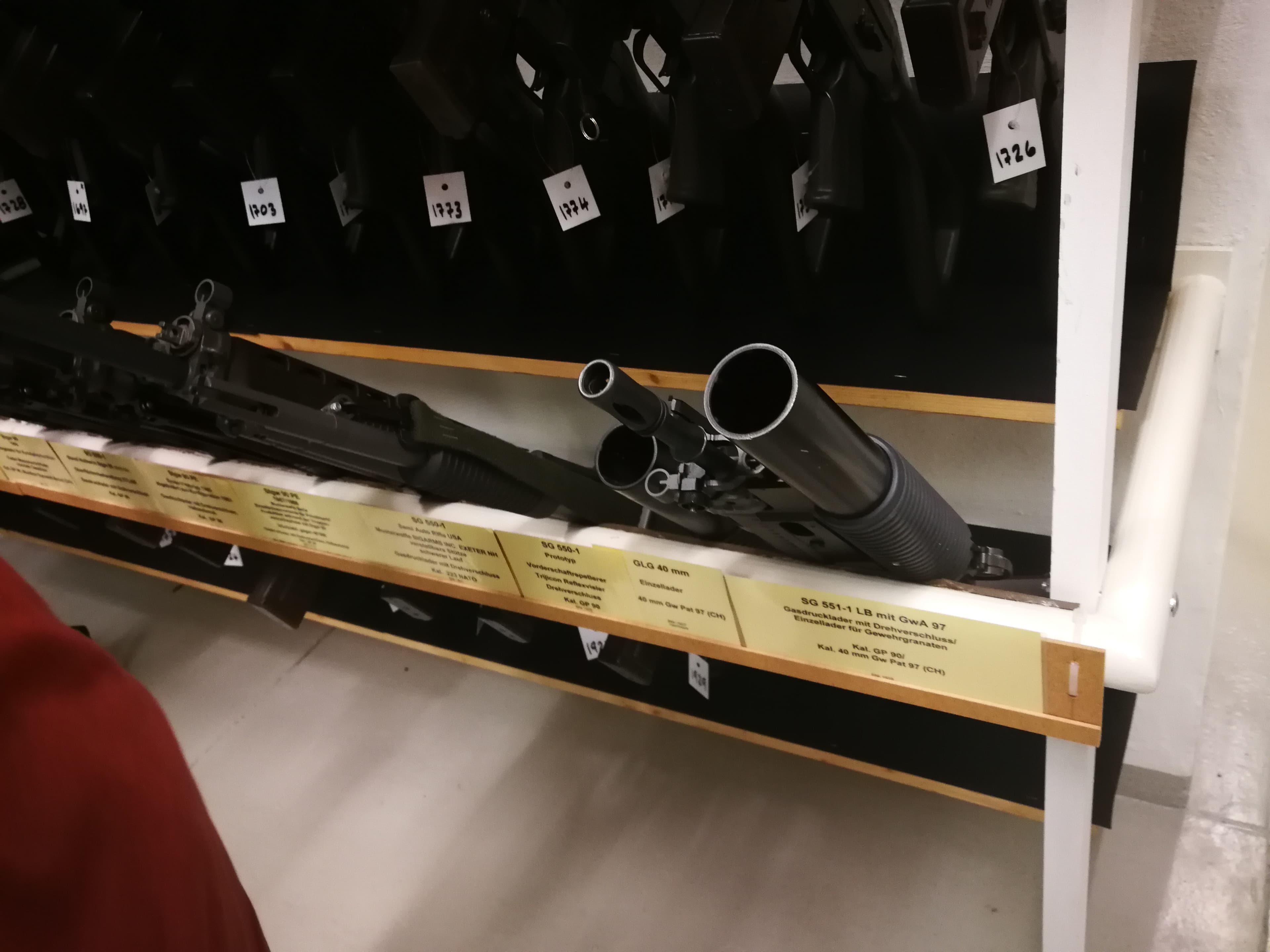 So kann man auch die kleinen Zettel, die jede Waffe beschreiben, noch lesen.