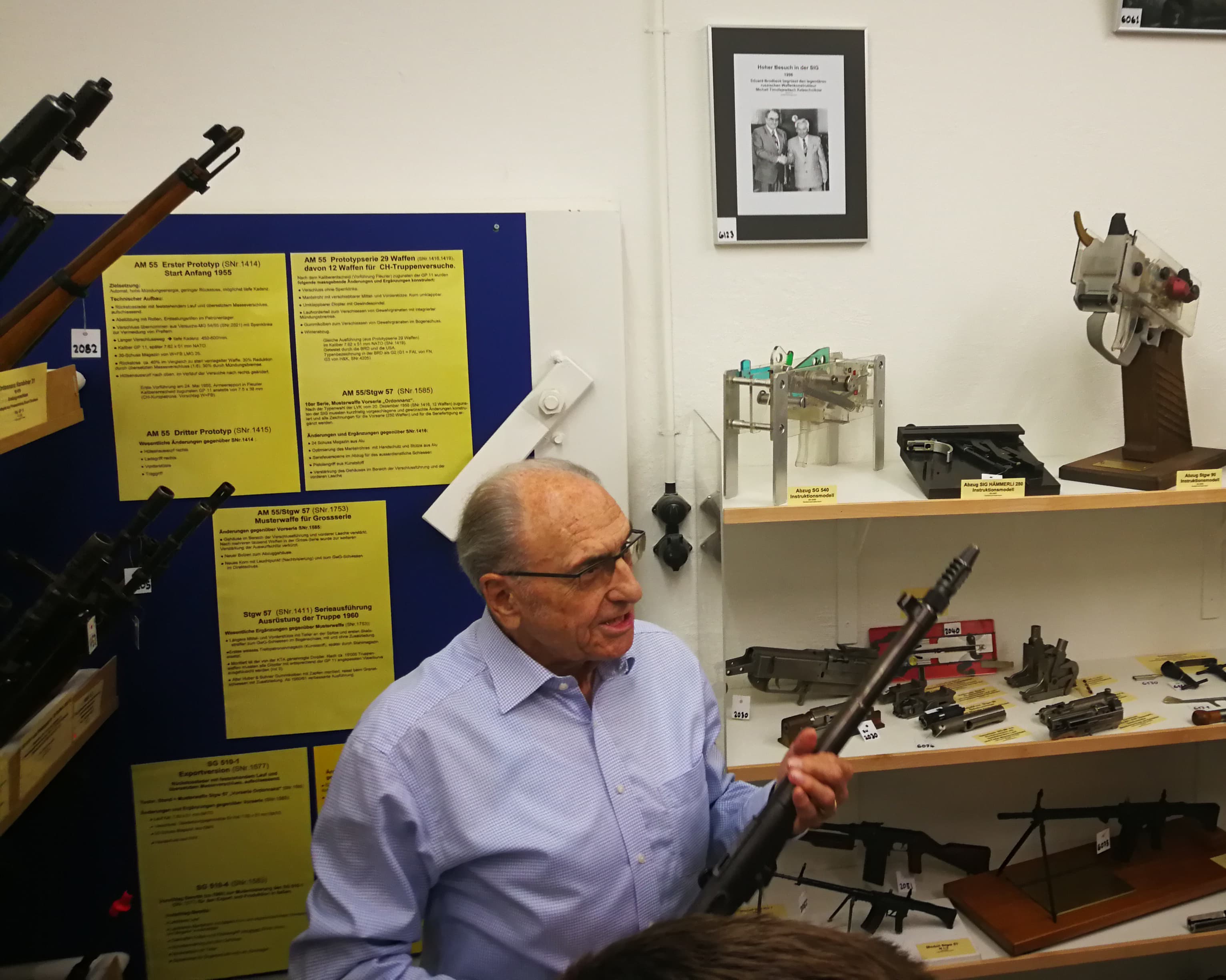 Edi Brodbeck erzählt gerne von der Entstehungsgeschichte der Sturmgewehre. Leider weiss ich nicht mehr, was er da genau in der Hand hatte.