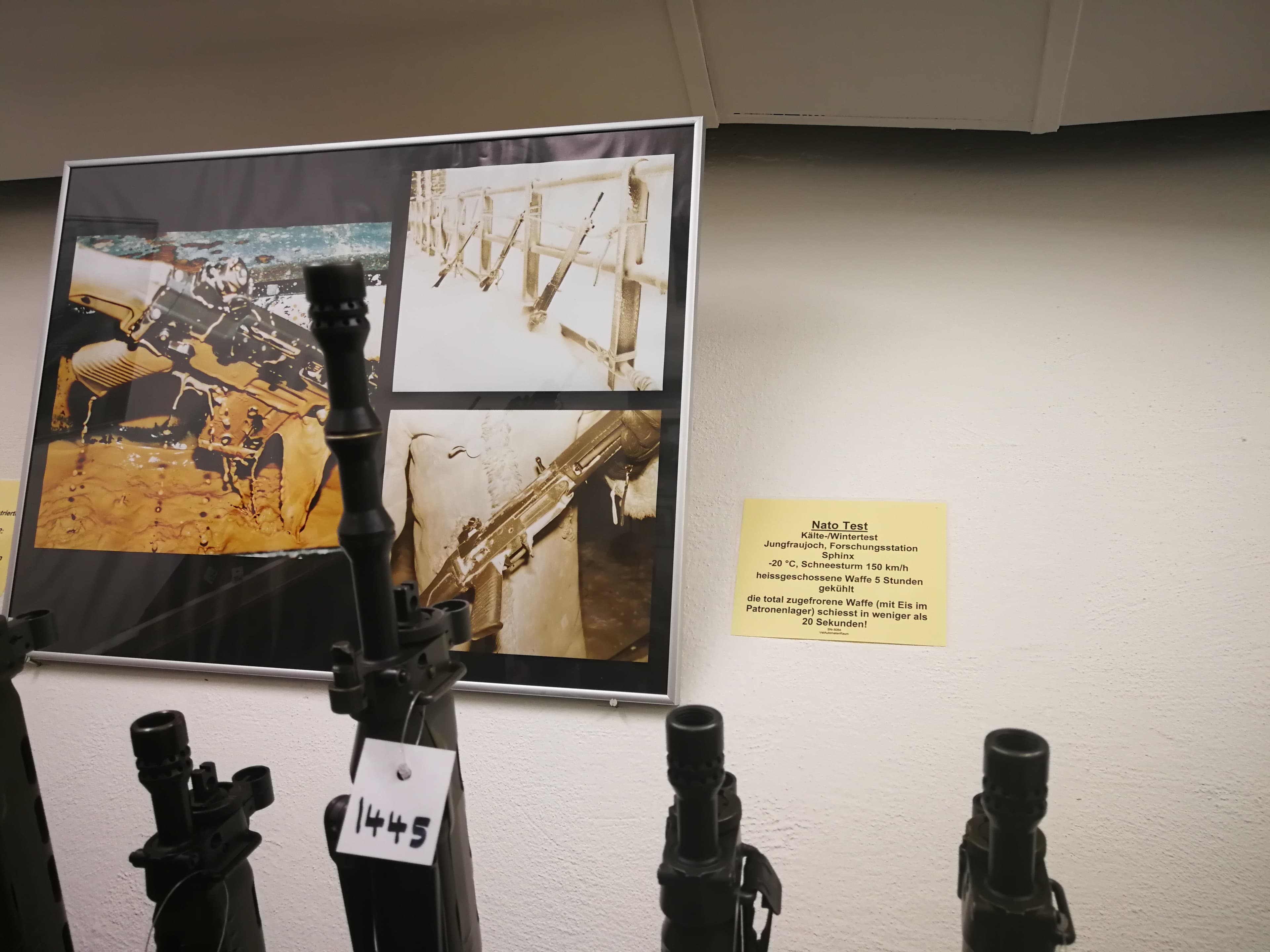 Eine Collage des NATO-Tests, einer Tortur für die Waffe. Das Stgw90 meisterte den Test mit Bravour. Edi Brodbeck erinnert sich an die Tests; Man habe Stunden auf dem Jungfraujoch verbracht, musste die Gewehre draussen wegen den starken Winden anbinden und man schoss auf den Aletschgletscher... Eis im Lauf kriegt man überigens mit Durchschiessen weg. Im Ernst.

