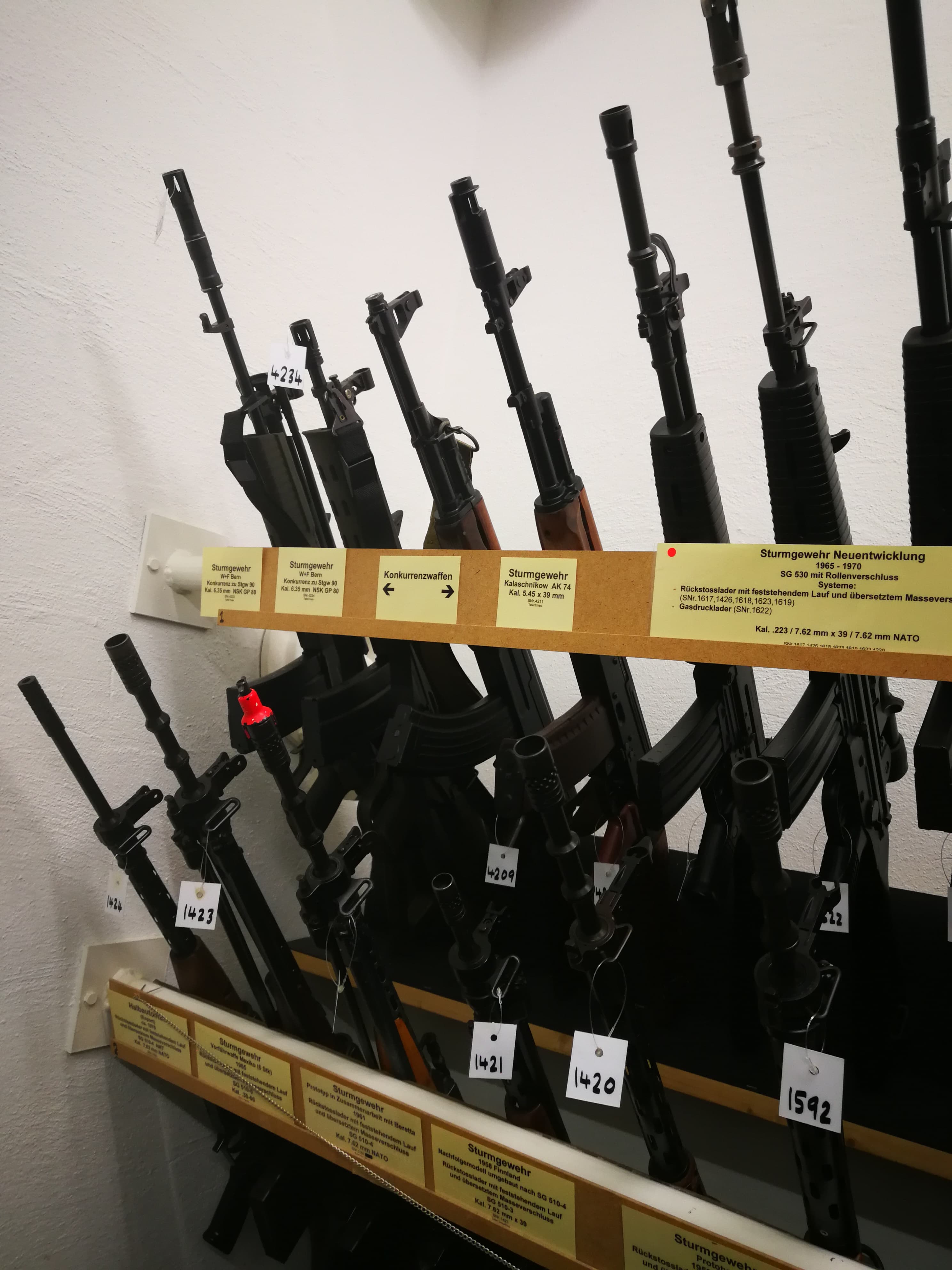 Auch Konkurrenzwaffen gibt es zu entdecken. AK47 und AK74 natürlich, sowie die W+F Modelle des "Projekt Weize", der Ablösung des Stgw90, welches gegen das Stgw90 der SIG verloren hat.
