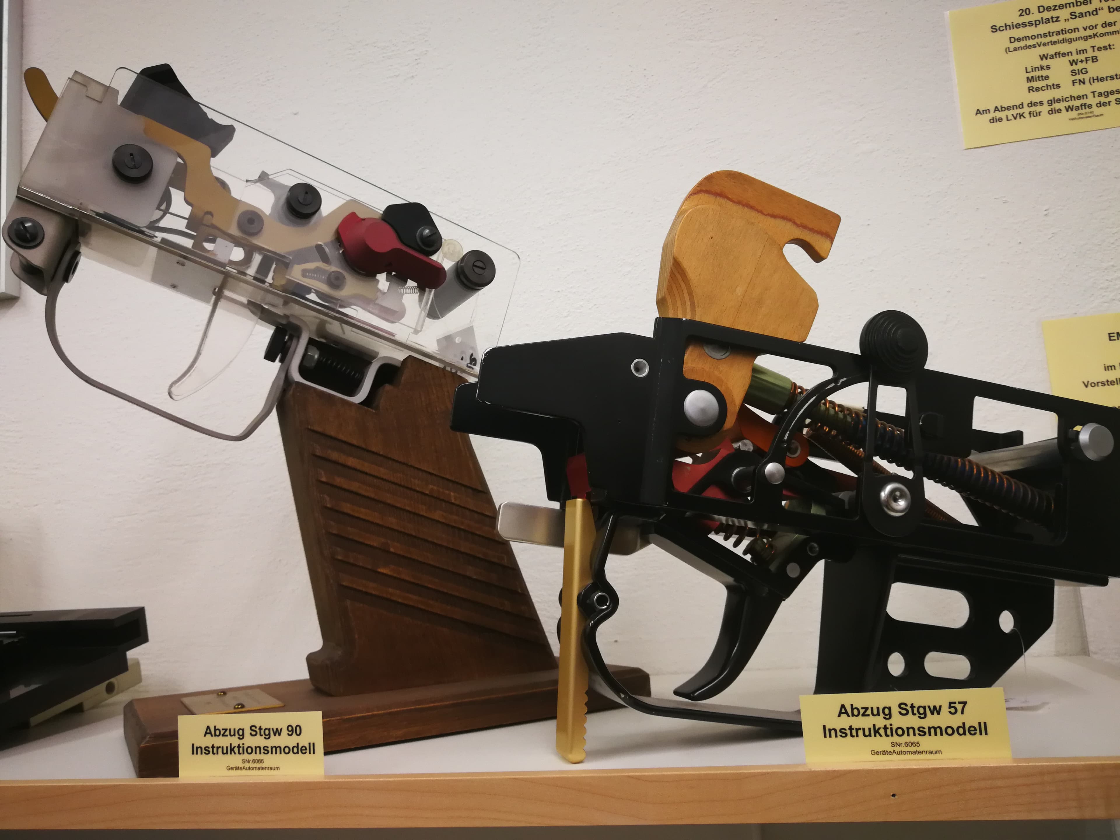 Instruktionsmodelle der Abzugsmechanismen der Sturmgewehre 57 und 90.
