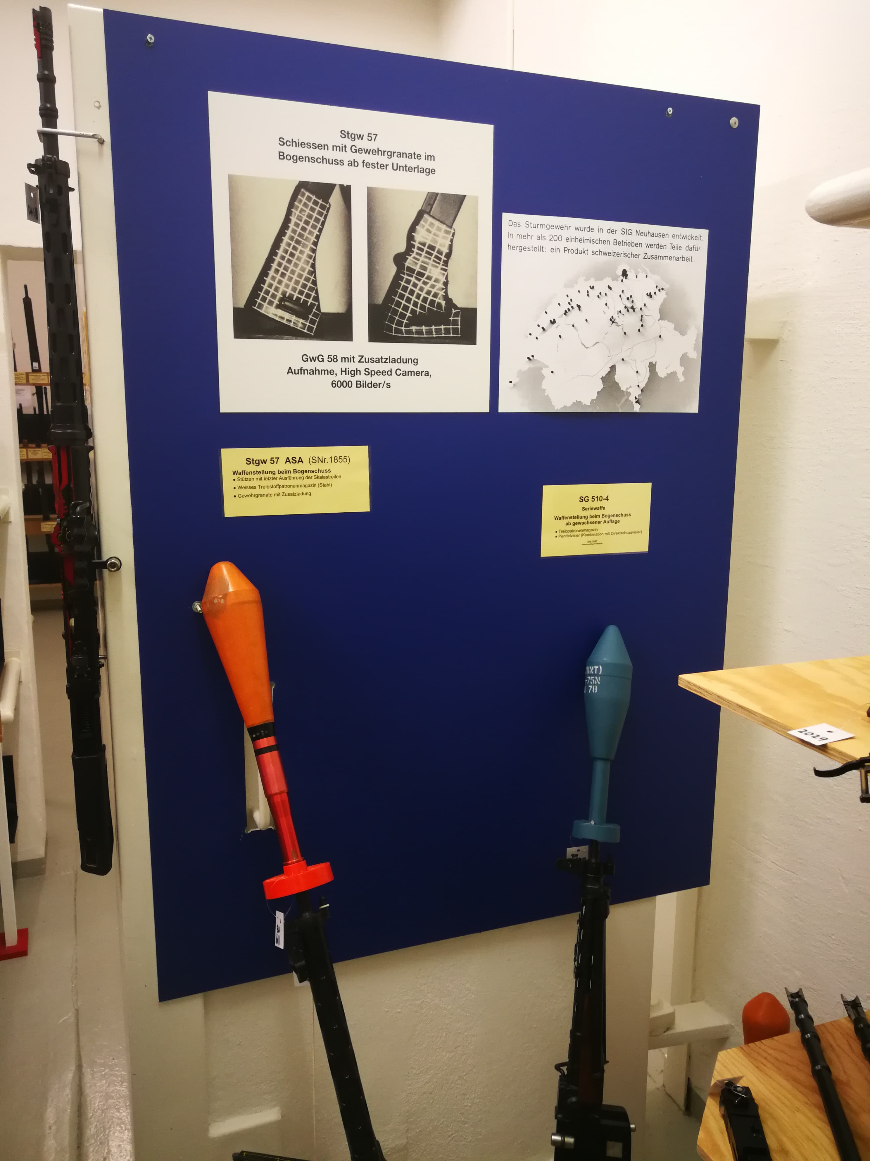 Hier wird eindrücklich aufgezeigt, was mit dem Gummikolben des Stgw57 passiert, wird eine "Panzerrunggle" abgefeuert.
