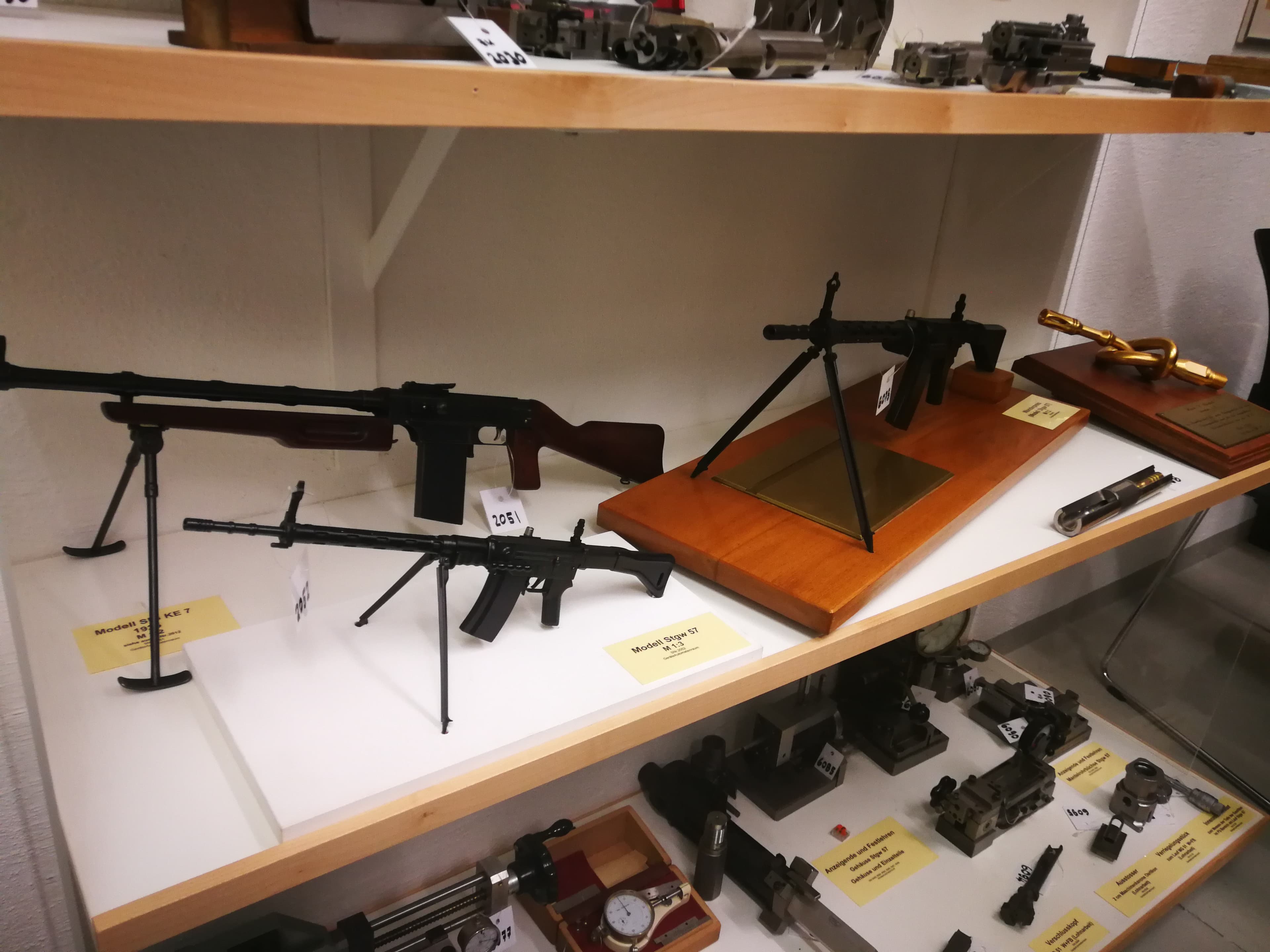 Modelle der SIG-Waffen. Inklusive goldenem Laufknoten.
