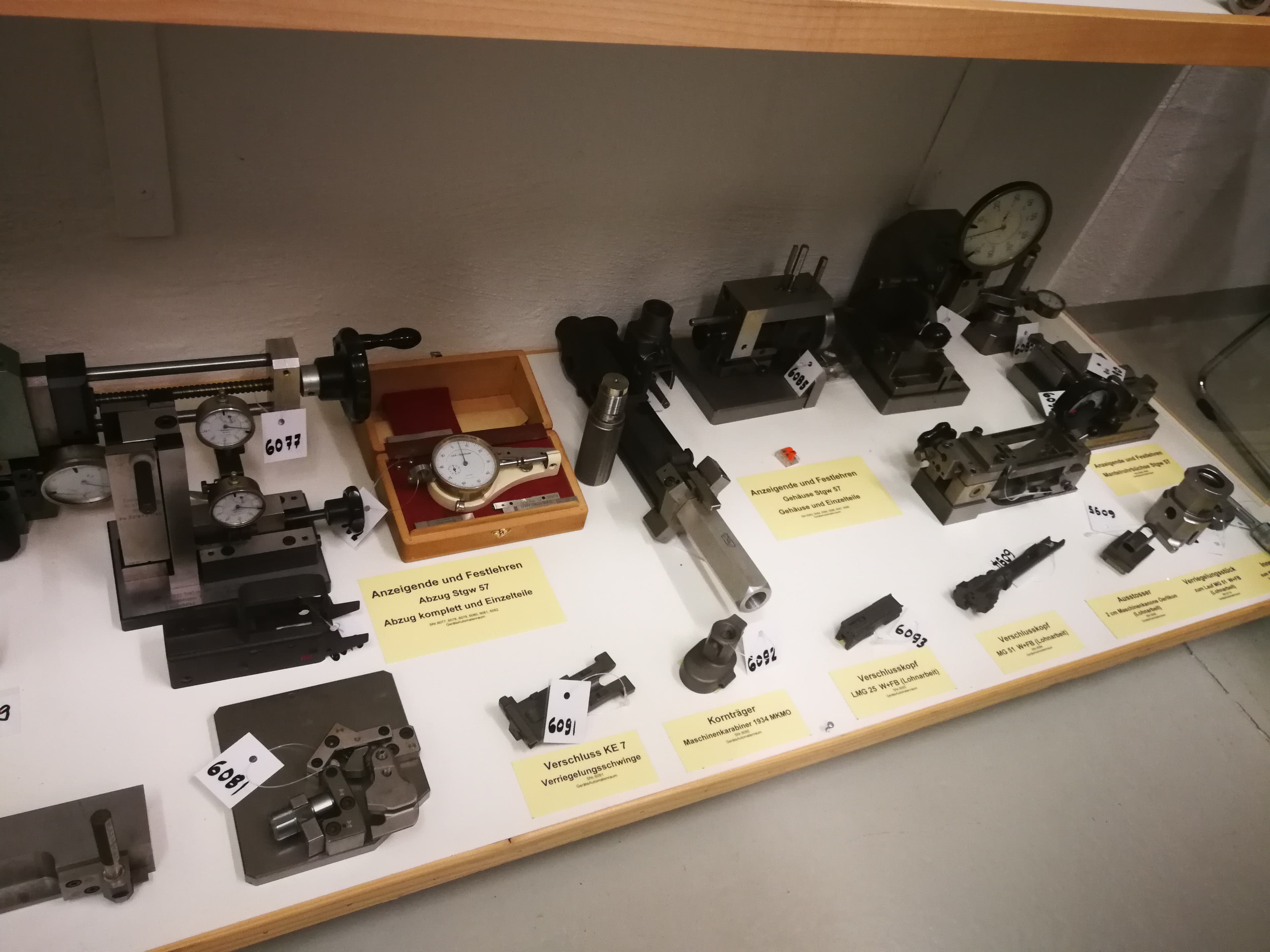 Diverse Instrumente und Waffenteile.
