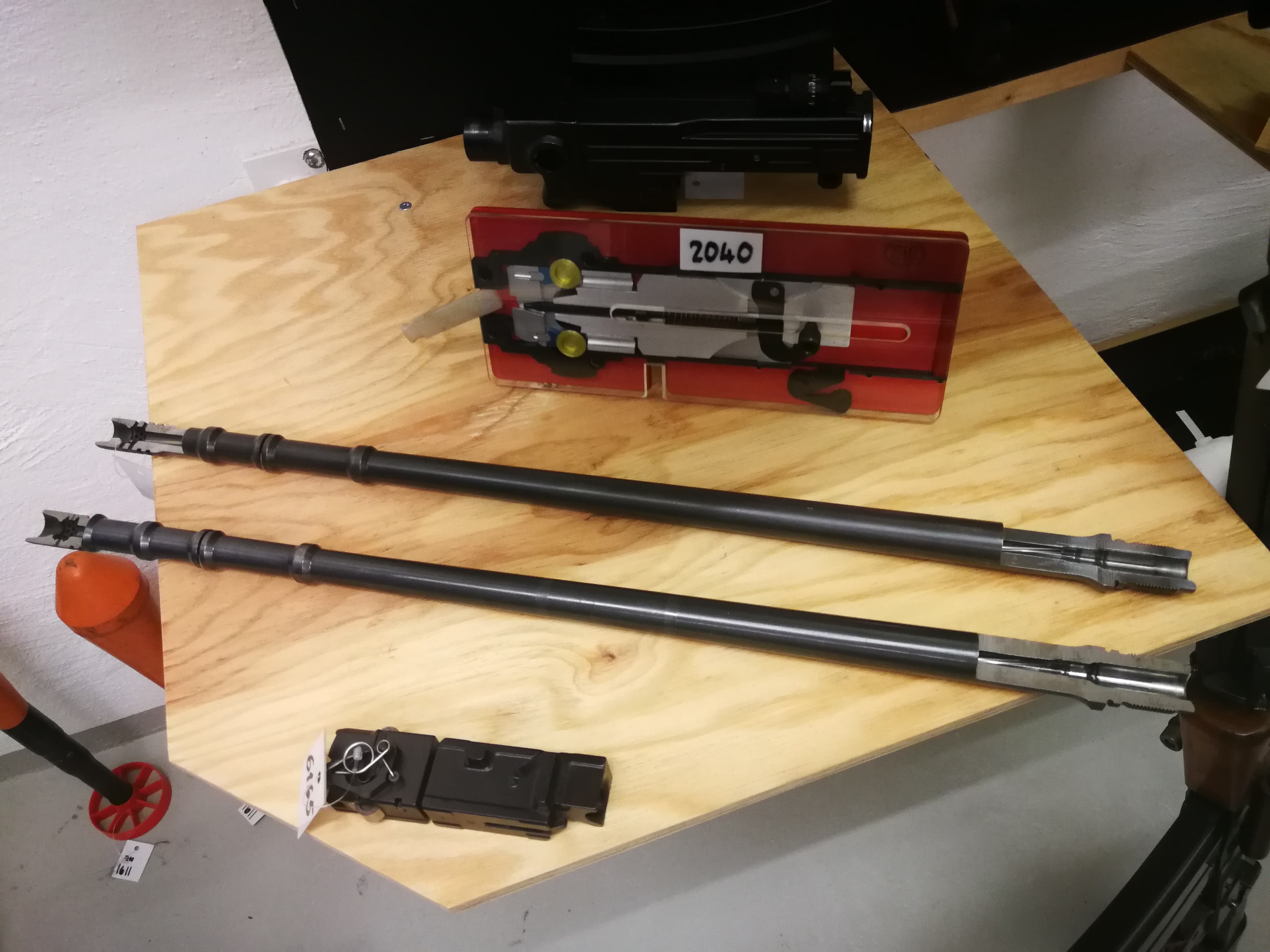 Verschluss, Laufschnittmodelle und Instruktionsmodell des Verschlussprinzips des Stgw57.
