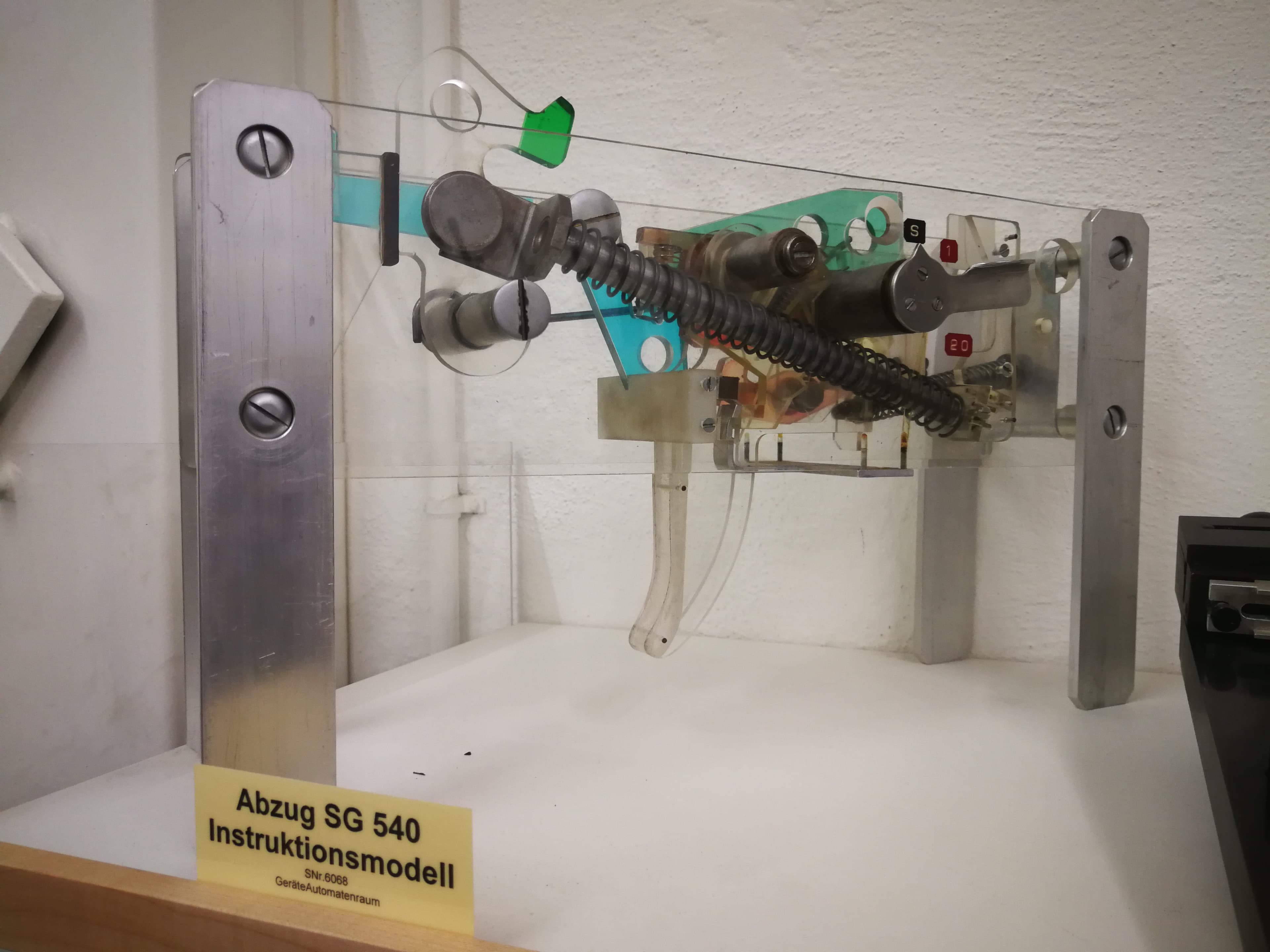 Abzugsmodell des SIG SG540, ein Vorläufer der 550-Serie und somit dem Sturmgewehr 90. Das 540 wurde auch von Manurhin in Frankreich unter Lizenz gefertigt und stand insbesondere in Afrika und Südamerika im Einsatz bei diversen Armeen,