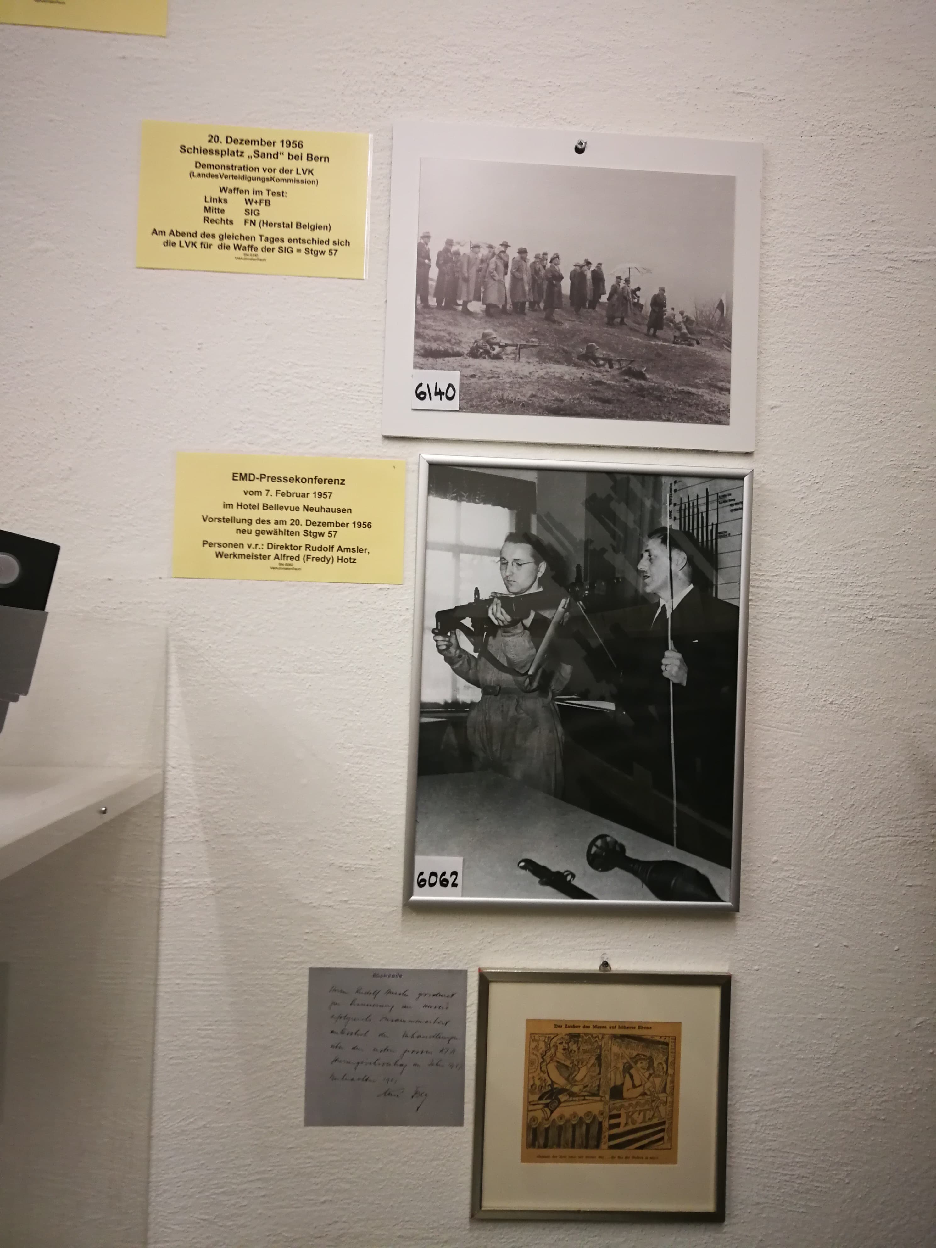 Das obere Bild zeigt die Feldversuche zwischen den Waffen der W+F, FN FAL und der SIG. Letztere hat mit dem Stgw57 gewonnen.

