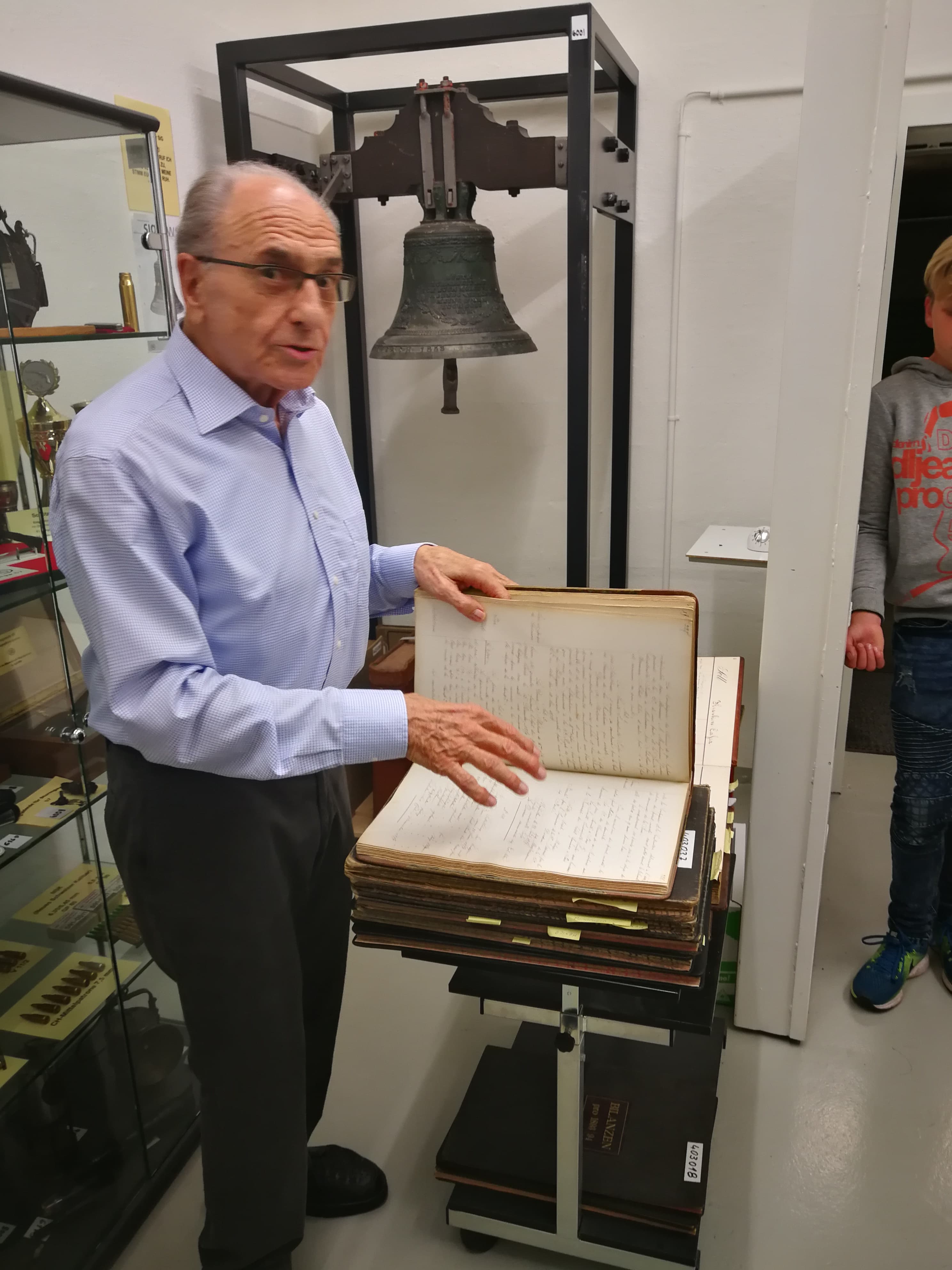 Edi Brodbeck blättert gerne in den Büchern. Nur dank diesen konnte ein Grossteil der Firmengeschichte rekonstruiert werden.
