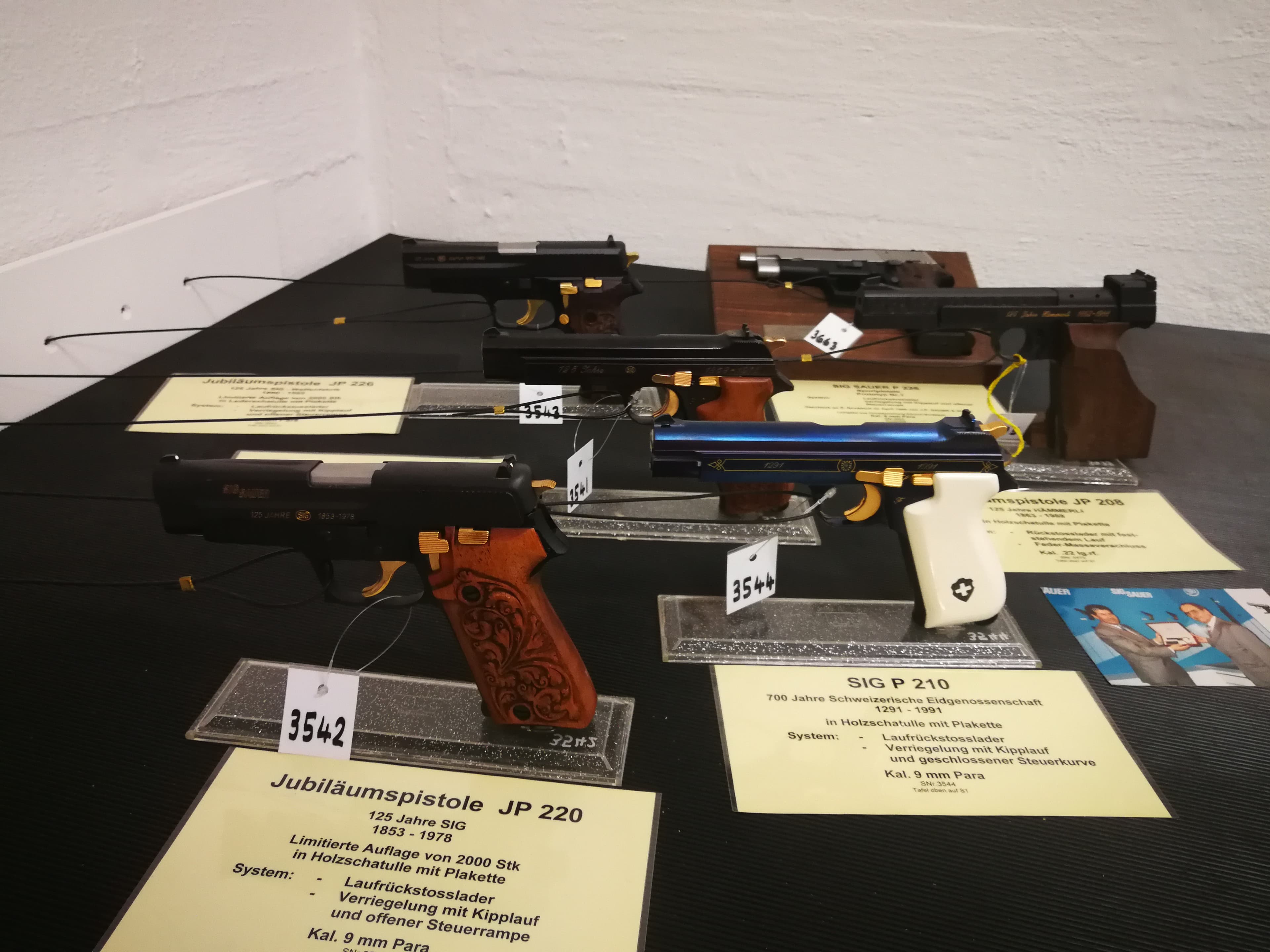 Jubiläumsmodelle, unter anderem der P220, P210 und Hämmerli 208
