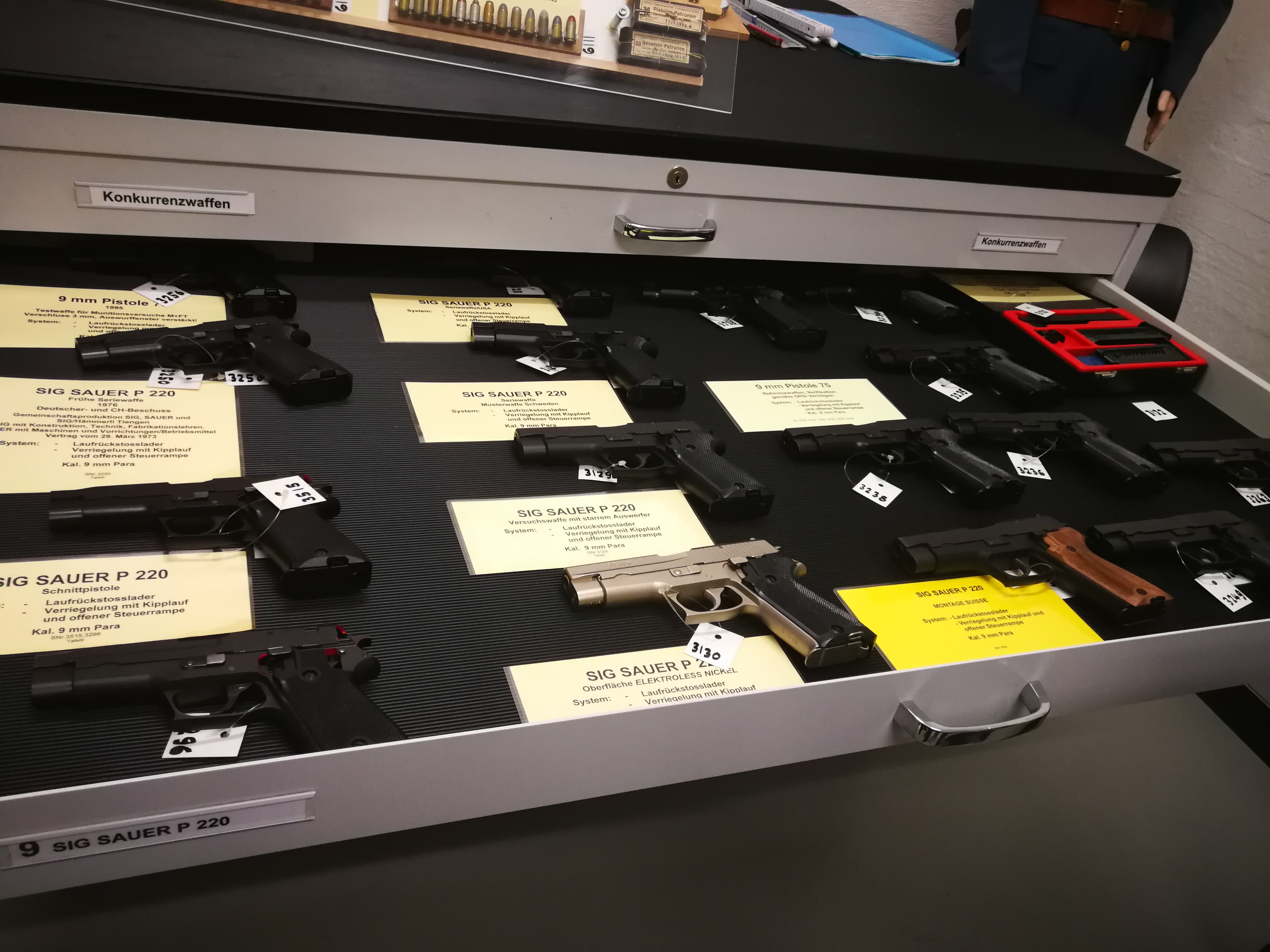 Modelle der P220, inklusive Schnittmodell unten links.
