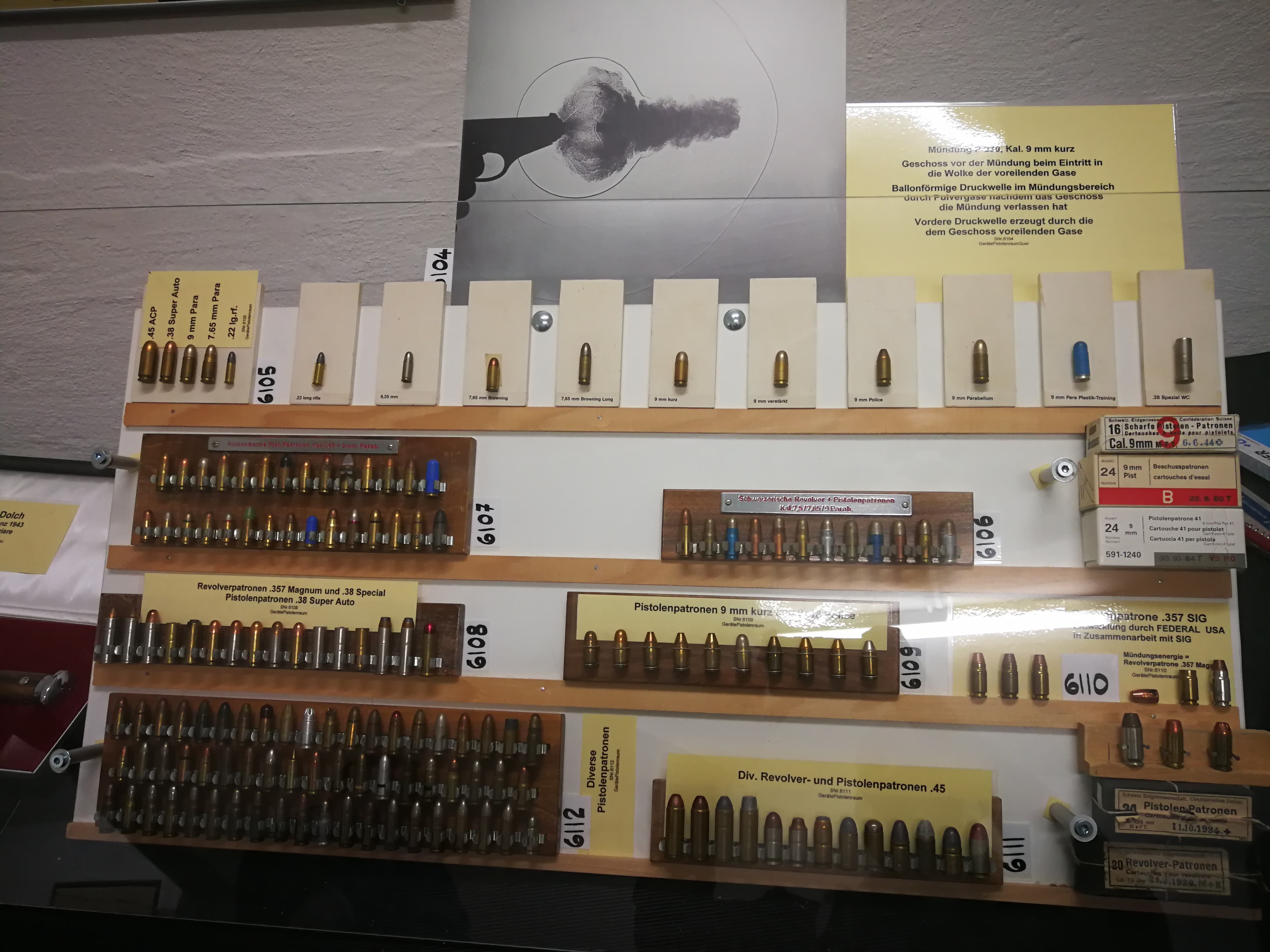 Auch im Pistolenraum gibt es eine schön arrangierte Übersicht der Pistolenmunition.

