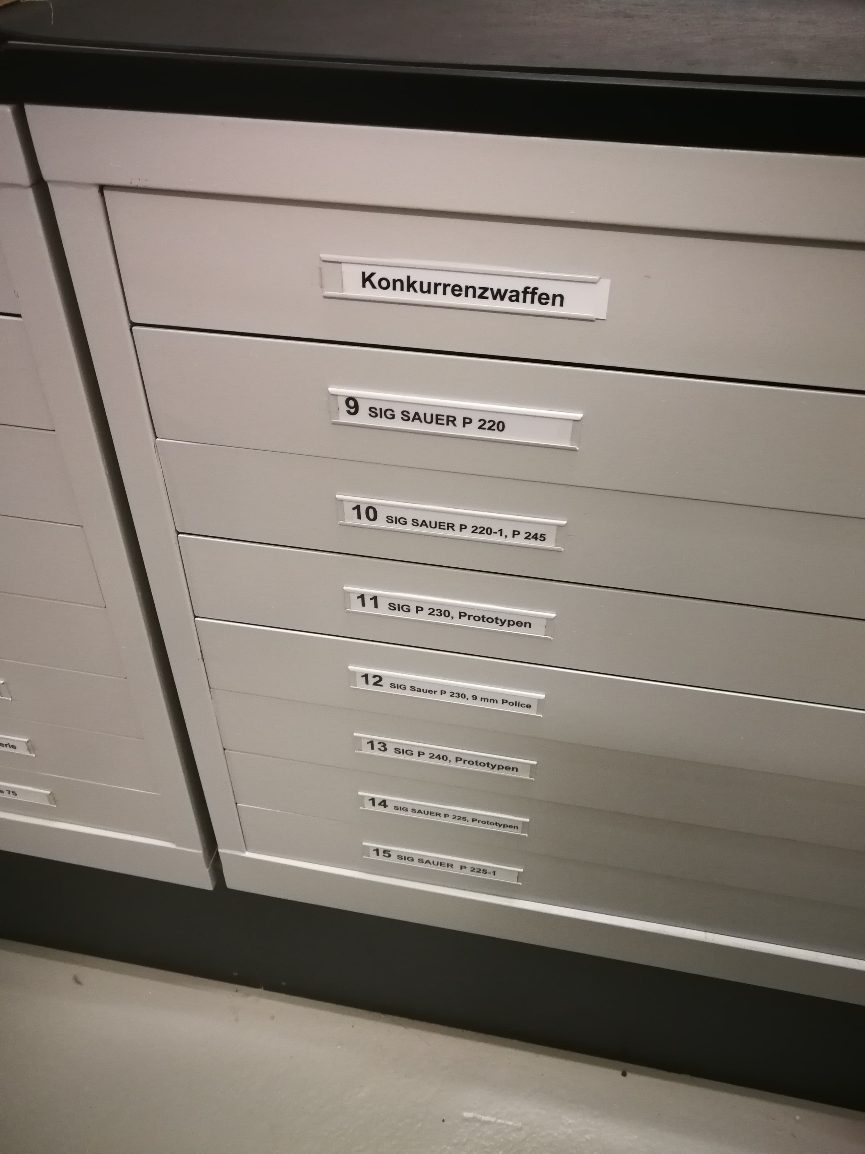 Die Pistolen sind in Schubladenstöcken gelagert, inklusive Konkurrenzwaffen.