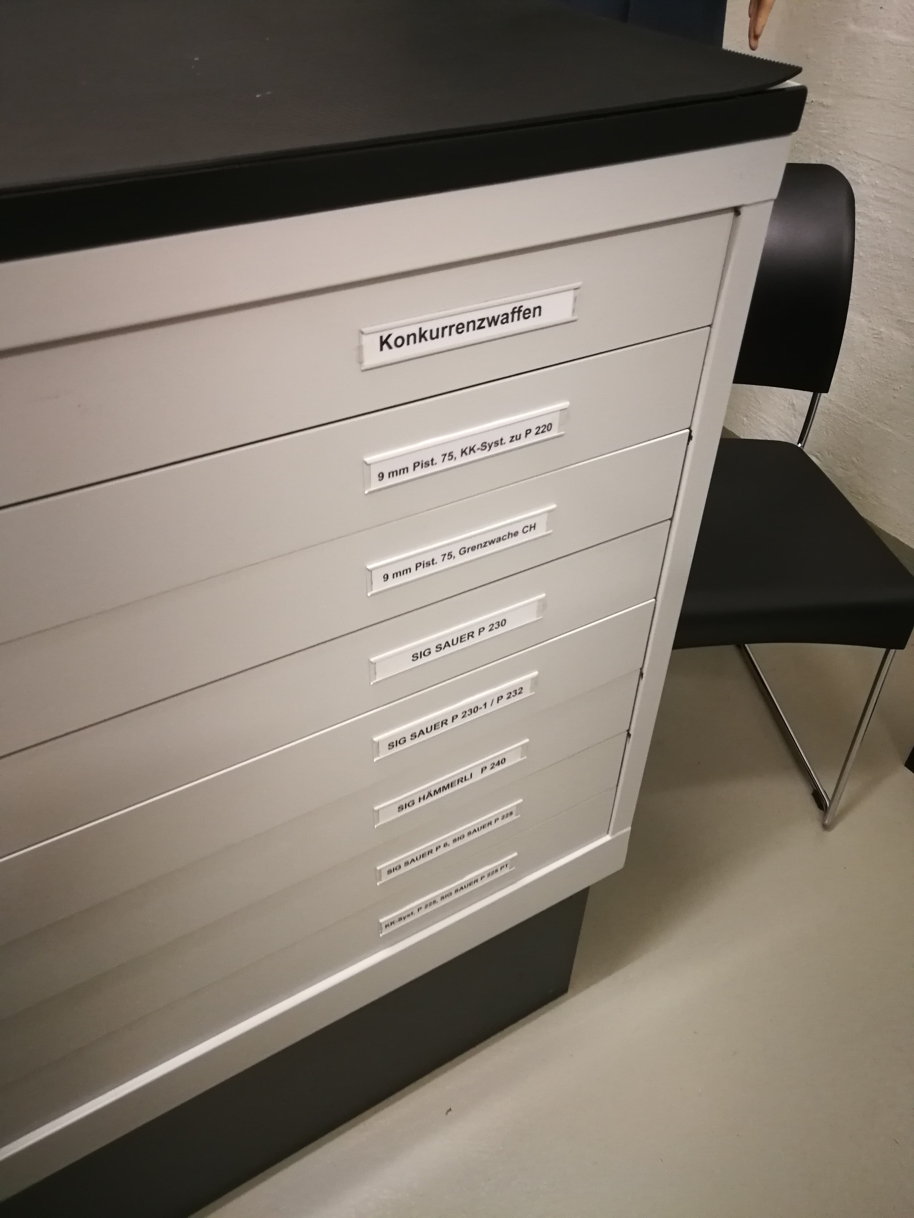 Es sind mehrere Schubladenstöcke.