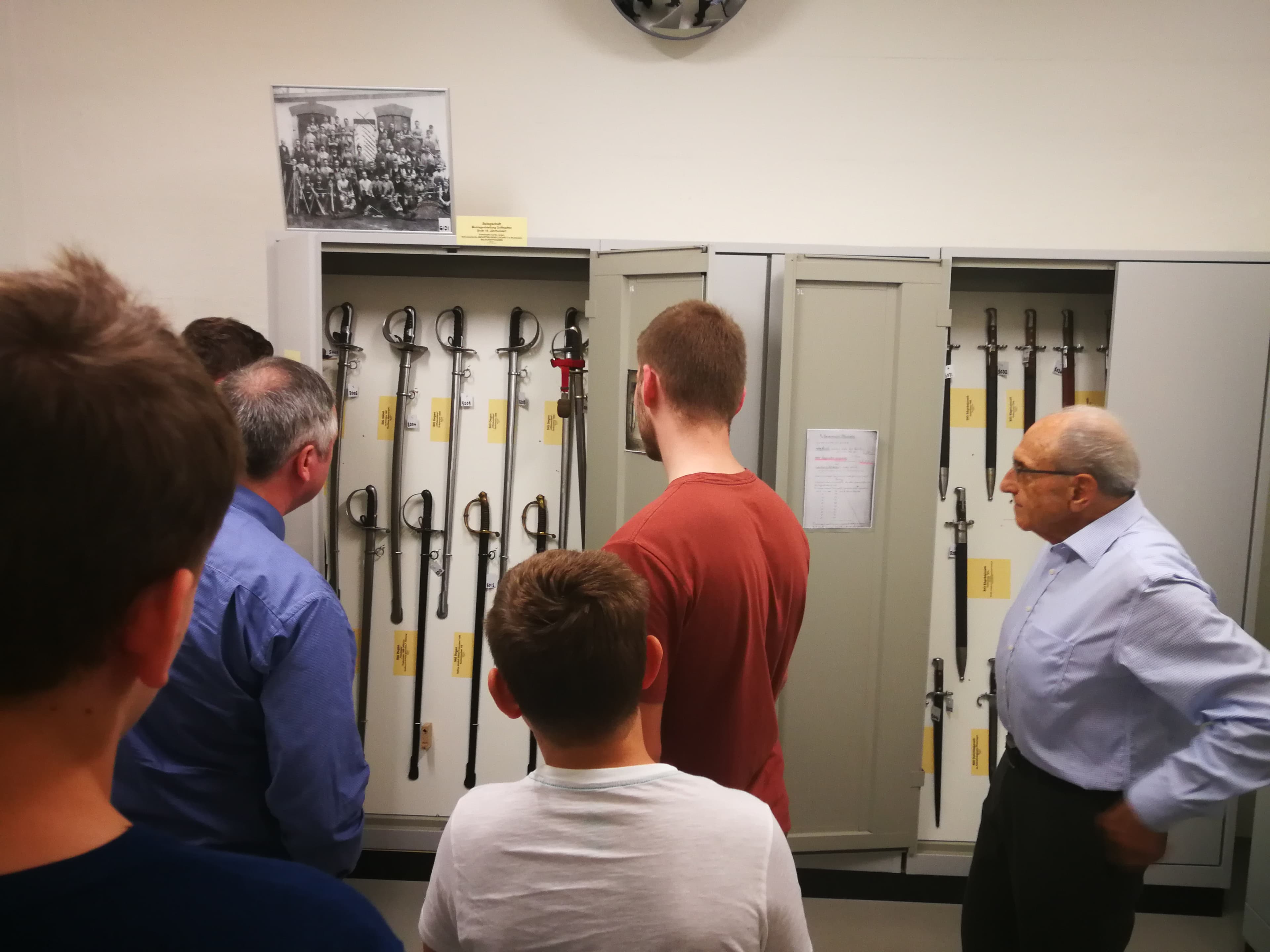 Ja, die SIG hatte auch Säbel, Bajonette und Dolche im Angebot.
