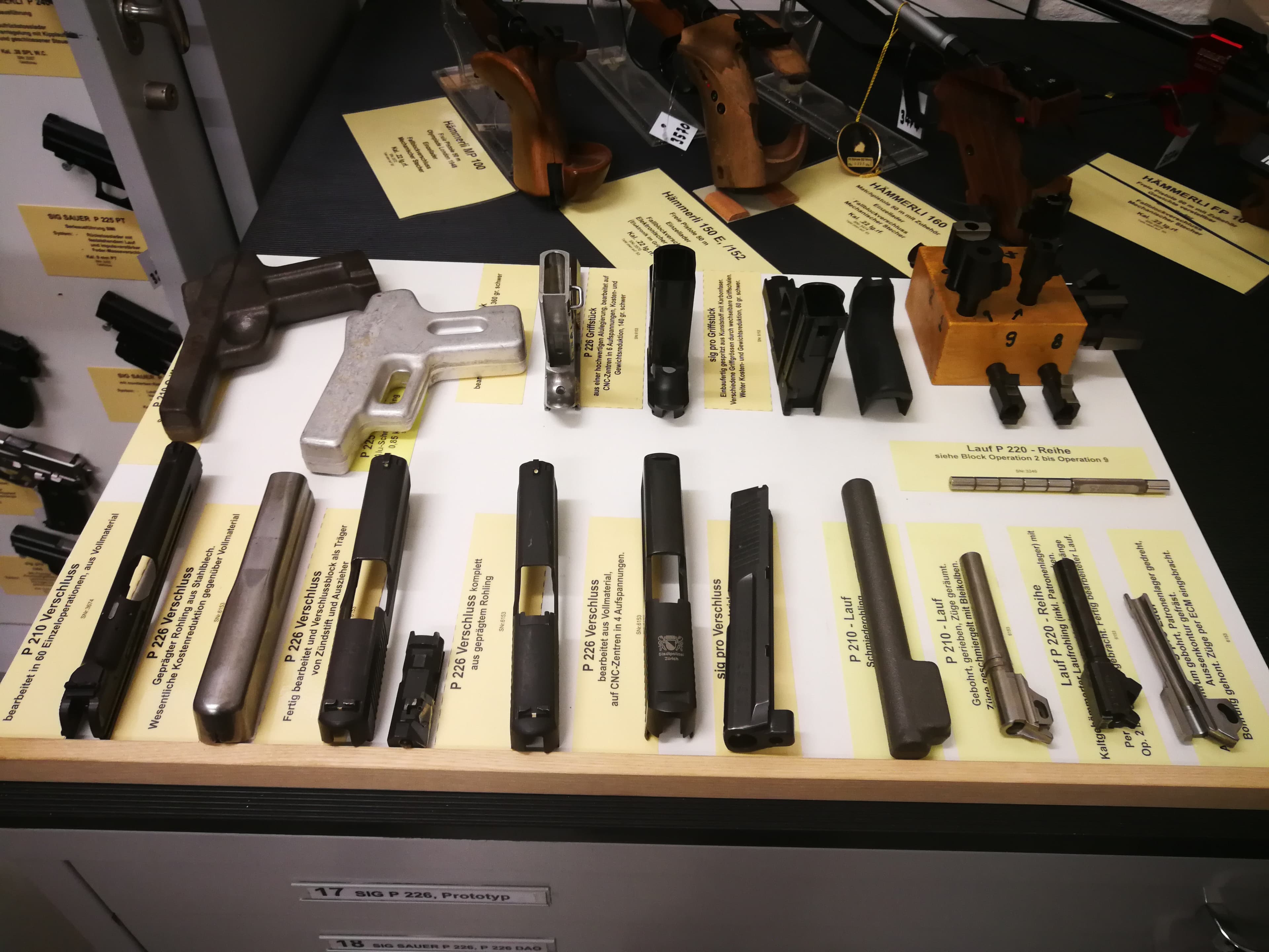 Eine Nahaufnahme der Produktiuionsschritte der P226.
