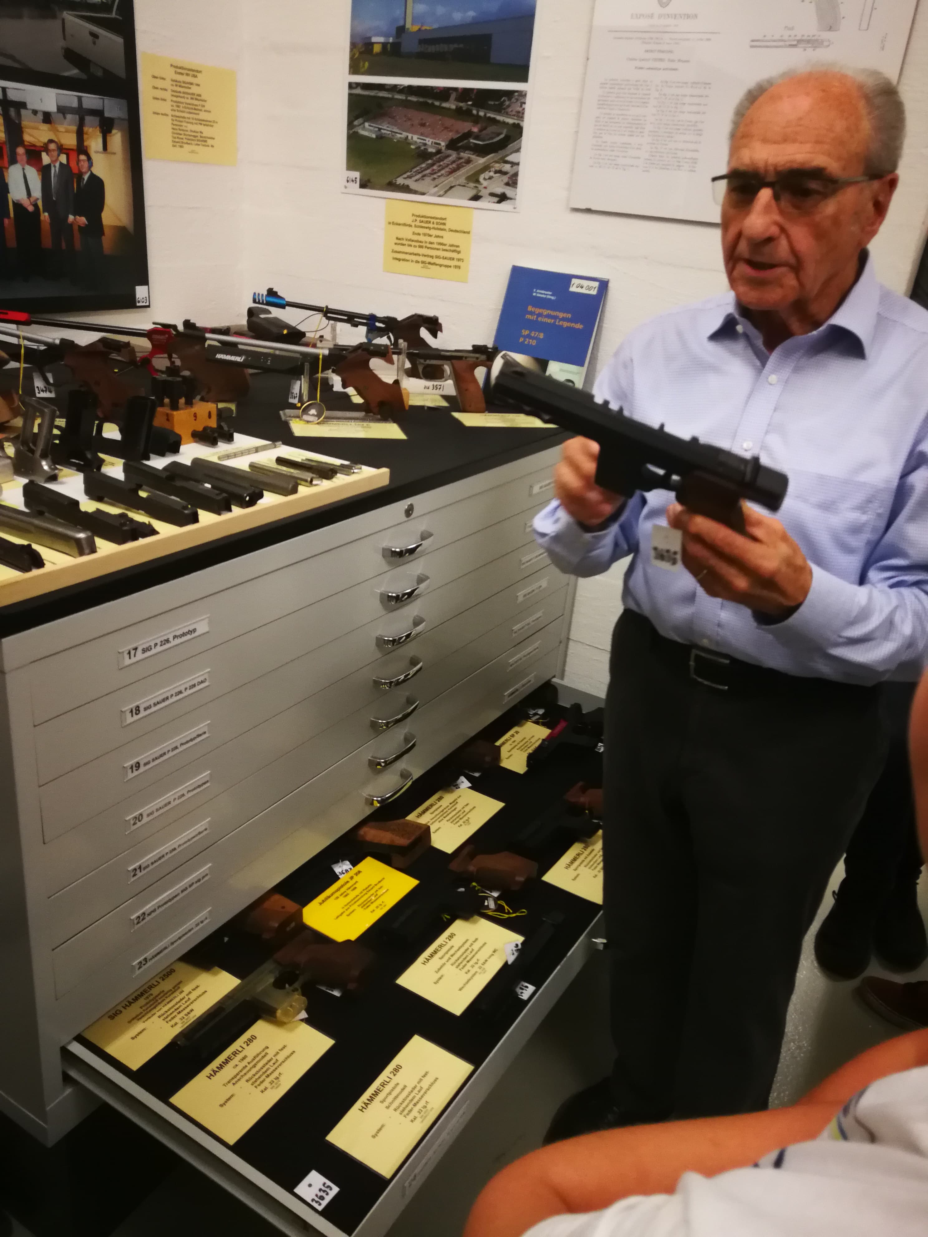 Eine Hämmerli 280, dessen Rahmen, Verschlussgehäuse und Magazin aus Karbon besteht und die erste Pistole, die an einem Computer erstellt wurde (Supercomputer der ETH Zürich).
