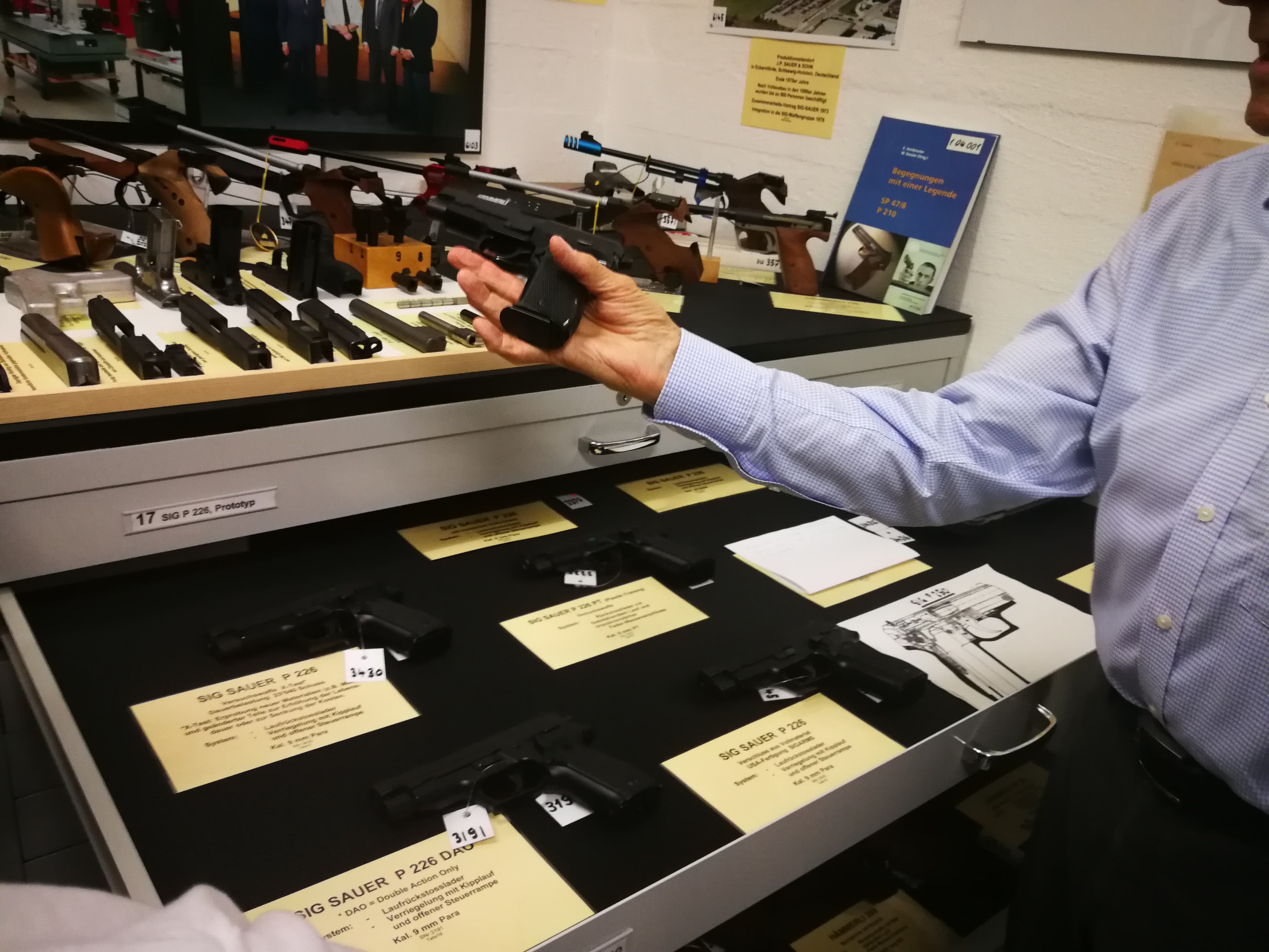 Eine Chinesische Kopie der P226 von NORINCO. NORINCO wollte die P226 in Lizenz herstellen, was die SIG ihr aber verwehrte. Die Chinesen kopierten die Pistole trotzdem.
