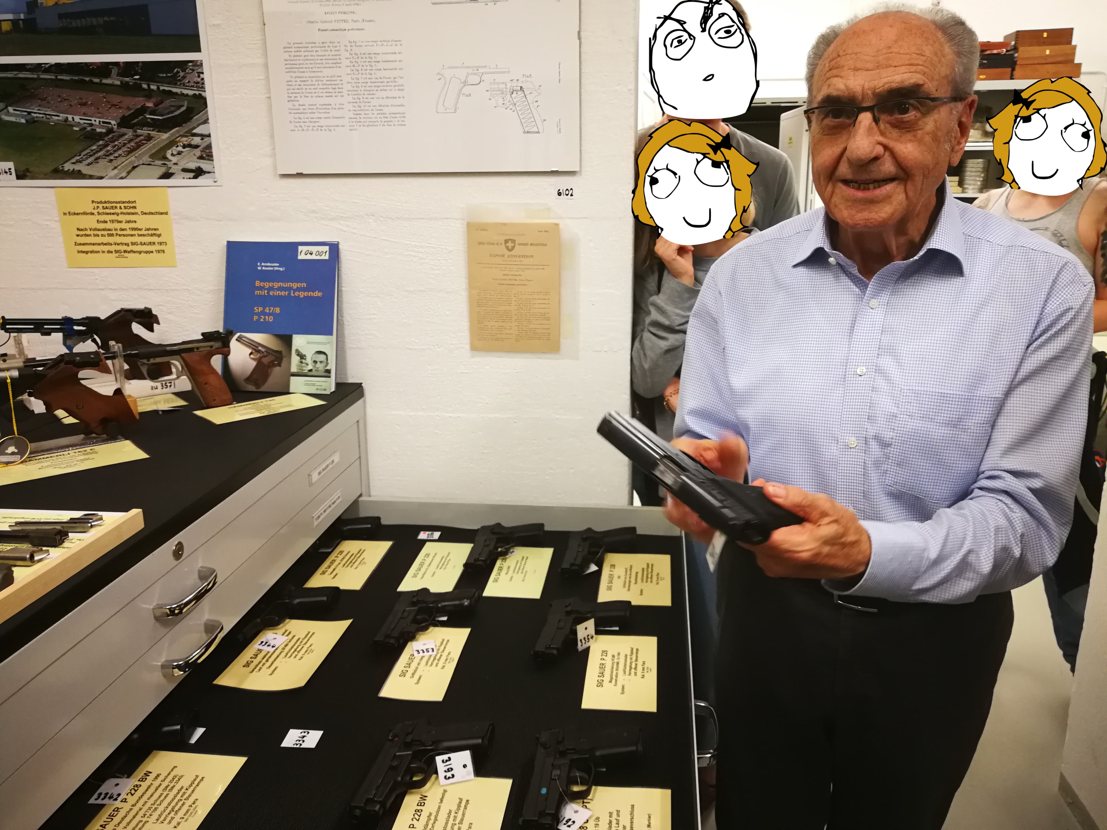 Stolt zeigt Edi Brodbeck eine P228, dessen Schussbelastungstest man nach 74000 Schüssen abbrach, da sich ein kleiner Riss im Rahmen abzeichnete.
