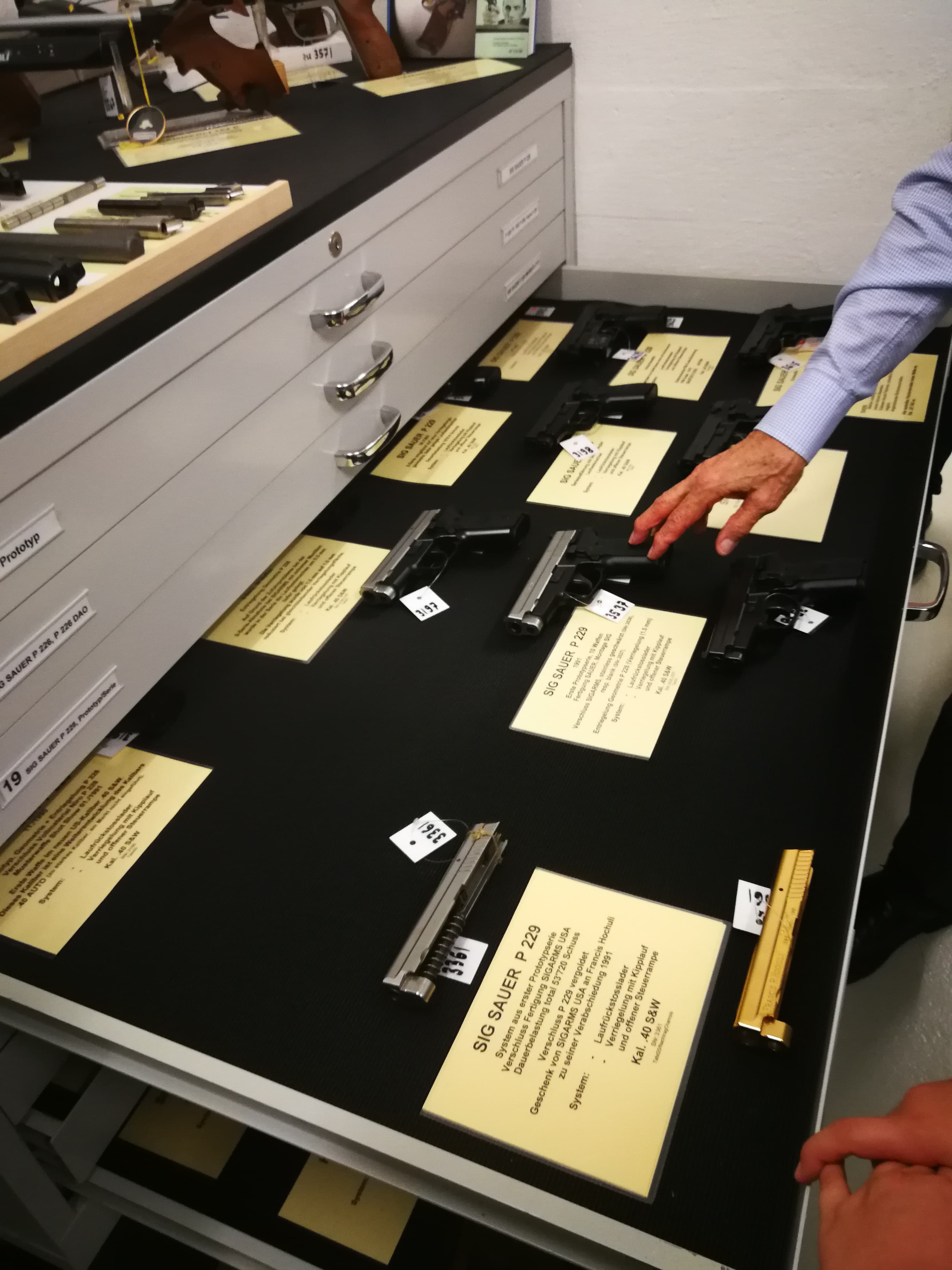 Bis jetzt dachte ich, nur die Desert Eagle gibts in Gold. Die P229 offenbar auch.
