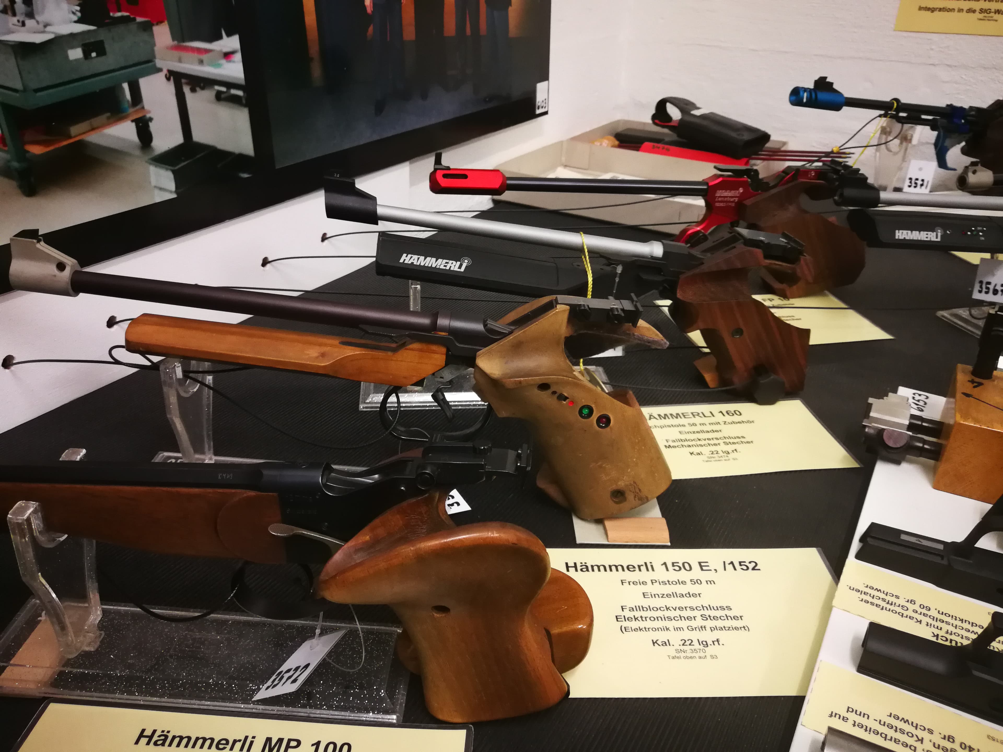 Und das, was aussieht, wie wenn ein Hobbytechniker ein paar Lämpchen in den Griff gebastelt hat ist in Tat und Wahrheit eine Hämmerli 152 Electronic. Die Elektronik im Griff scheint aber tatsächlich nicht serienmässig zu sein.
