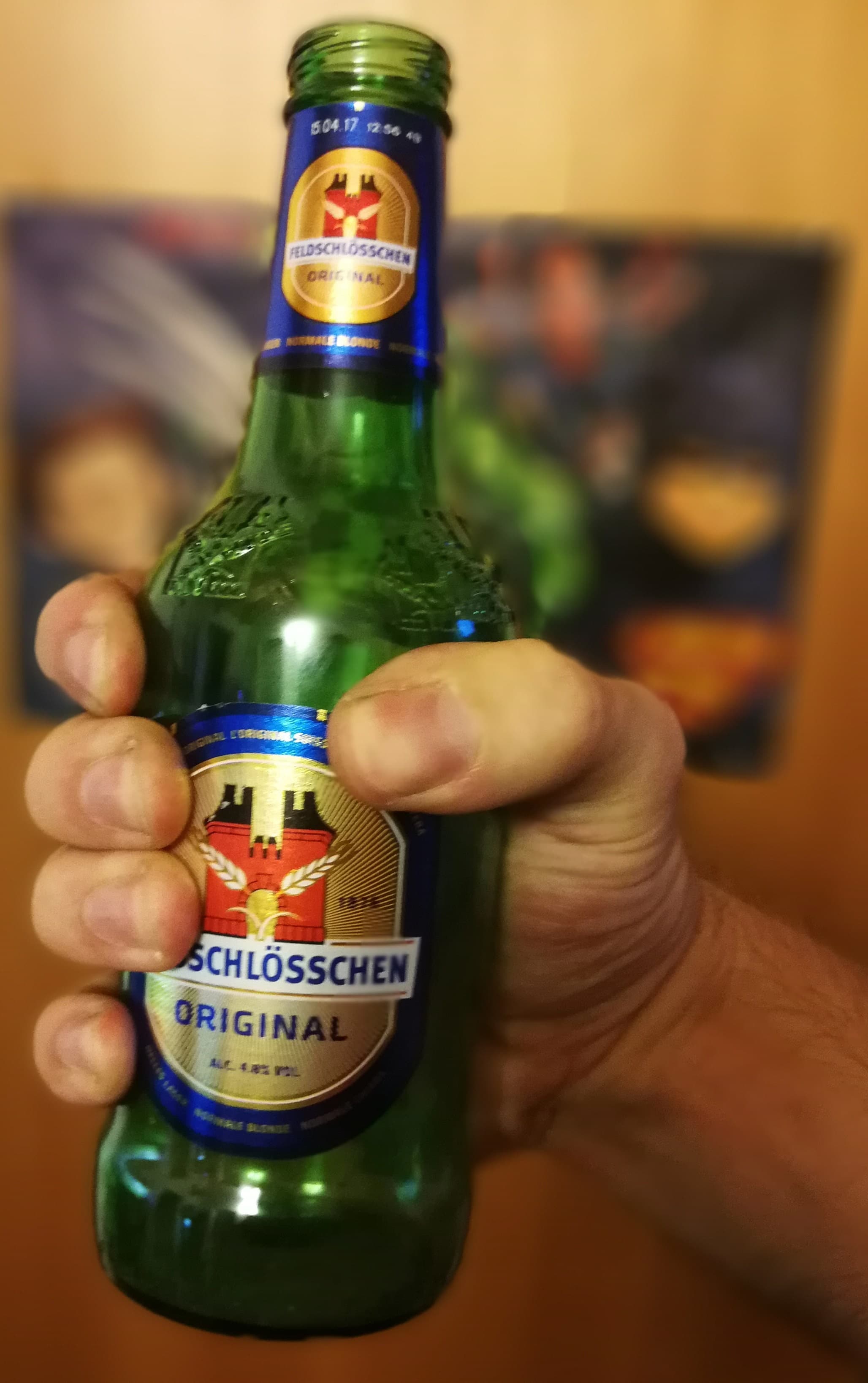 Wissenschaftliche Grössenveranschaulichung: Meine Hand mit einer Standard 33cl-Flasche von Feldschlösschen. Die Flasche Stand in der Werkstatt herum, daher ist das Ablaufdatum so lange her.