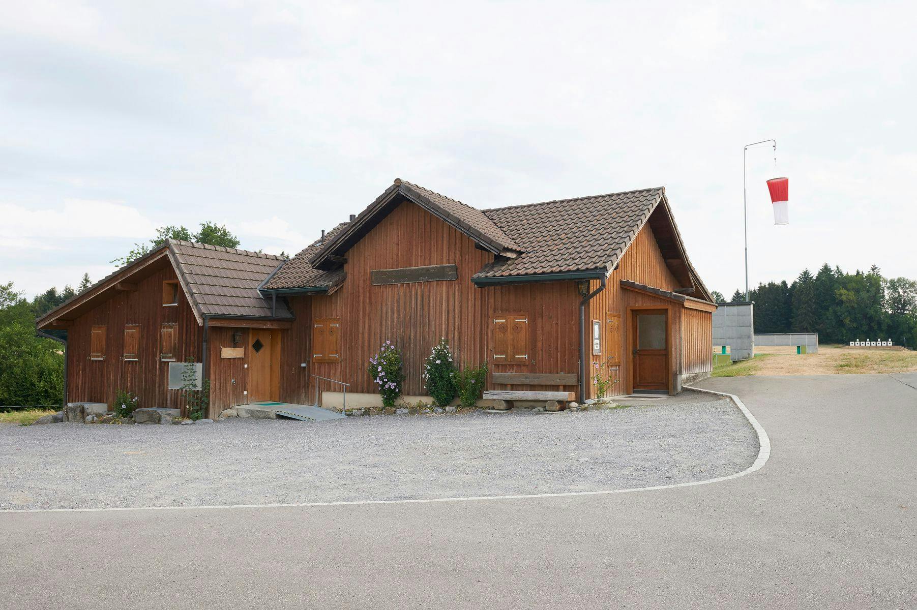 Ein typisches Schützenhaus von Aussen, mit aufgezogener Schiessfahne. Diese zeigt an, wenn scharf geschossen wird.