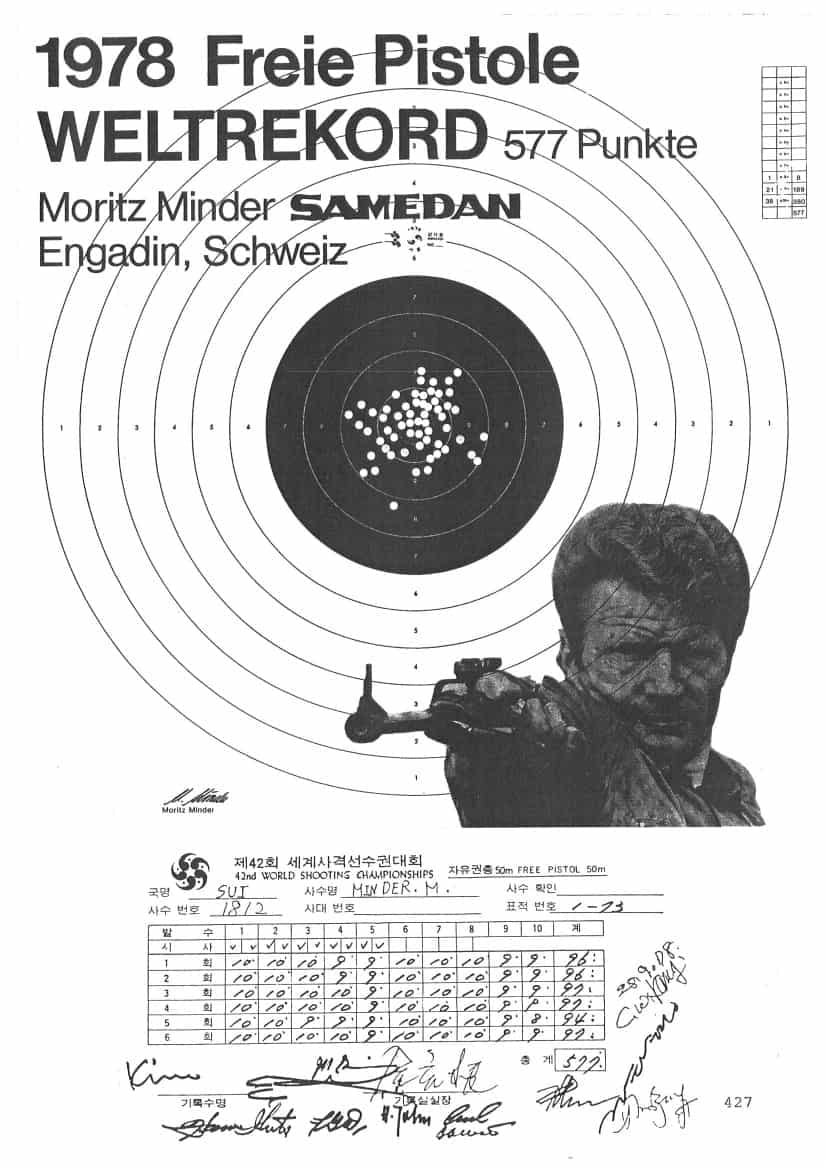 Der Samedaner Schütze Moritz Minder mit seiner charakteristischen Waffenhaltung und Schussbild/Standblatt seines Weltrekordes von 1978. Die um fast 90° gekippte Pistolenhaltung rührt von einer früheren Ellebogenverletzung her. Welche Pistole er genau nutze ist nicht ganz überliefert, man geht aber von einer TsKIB SOO MTs 55 aus.