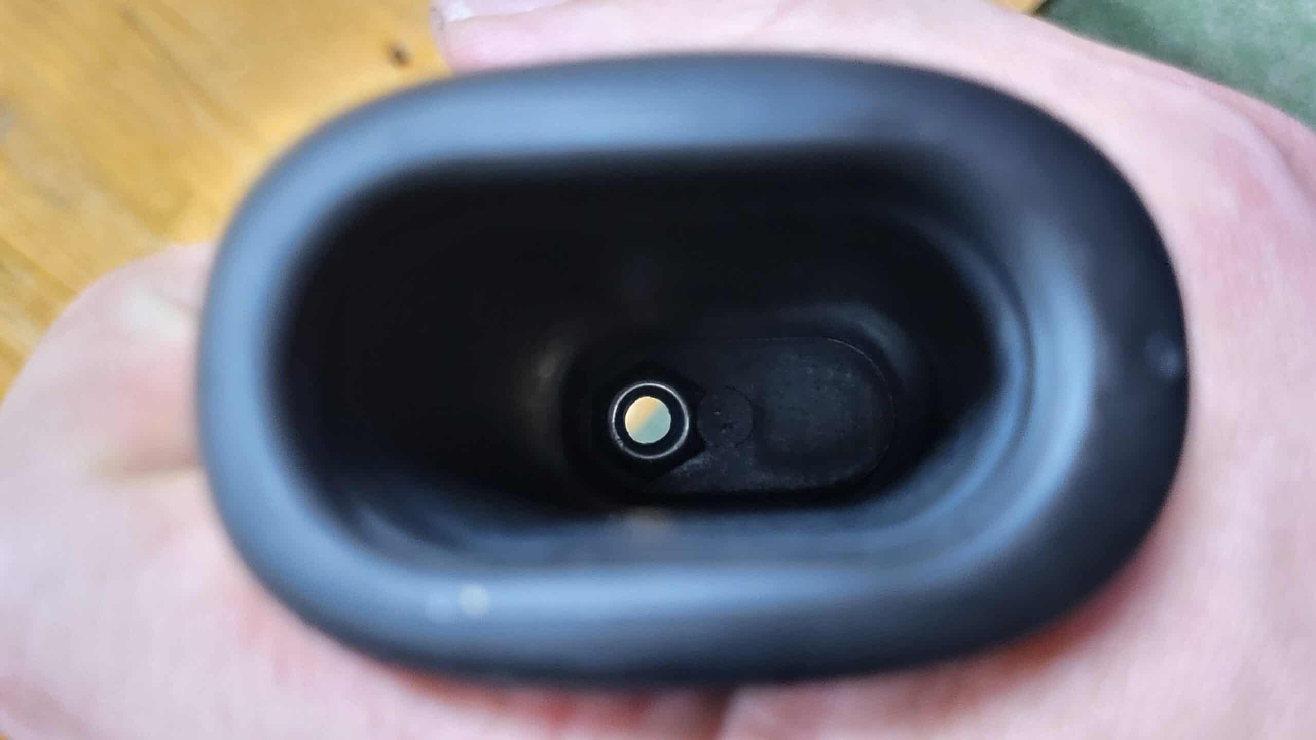 Die Mutter muss ins Sechseckige! Fummelige Sache, am einfachsten gehts mit Schütteln, bis es passt.